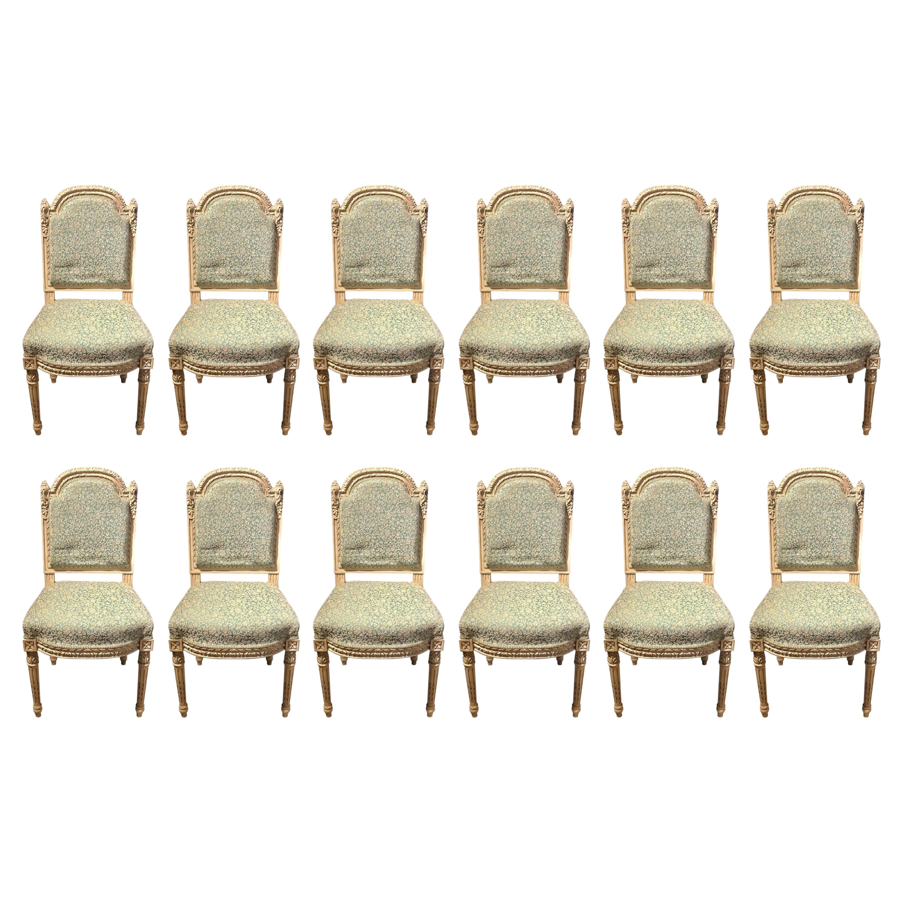Satz von zehn lackierten Ess-/Beistellstühlen im Louis-XVI.-Stil, fein geschnitzt