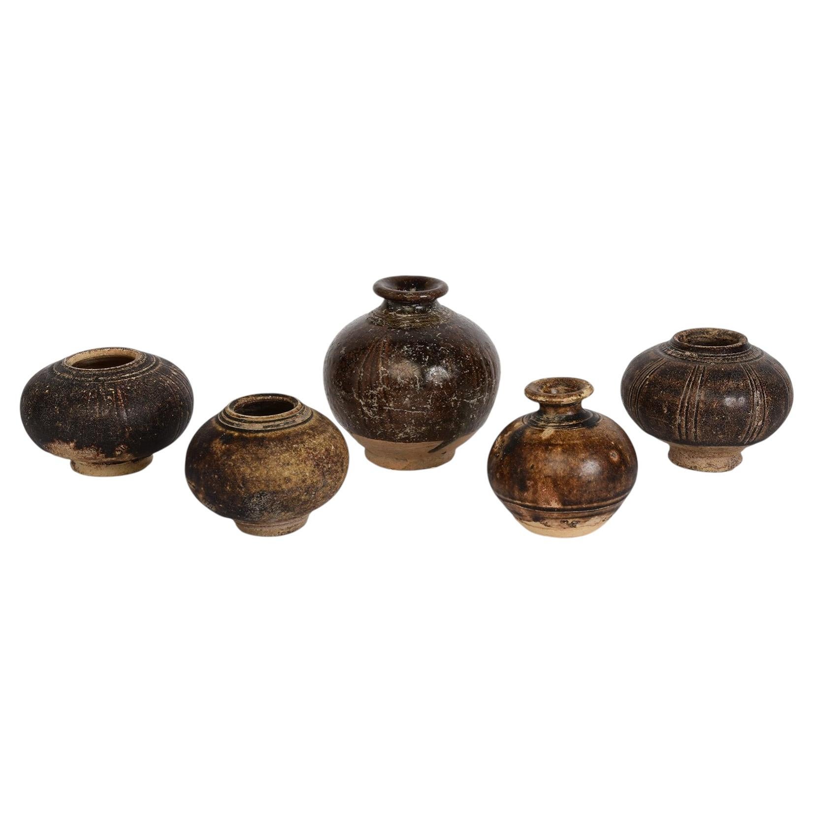 XII-XIII secolo, un set di antiche bottiglie e vasi di calce in ceramica smaltata marrone Khmer