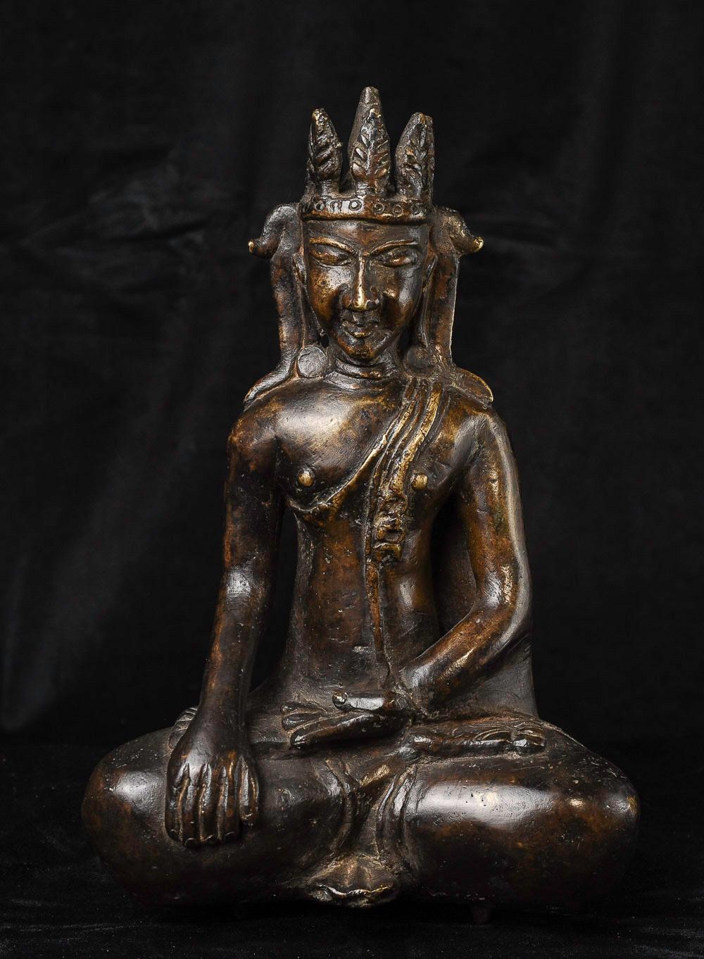 Questo Buddha pagano o post-pagano, eseguito in un affascinante stile folk, riflette le durature tradizioni regionali dell'arte buddista del sud-est asiatico. Probabilmente proveniente dall'Arakan, il pezzo era originariamente dotato di una base