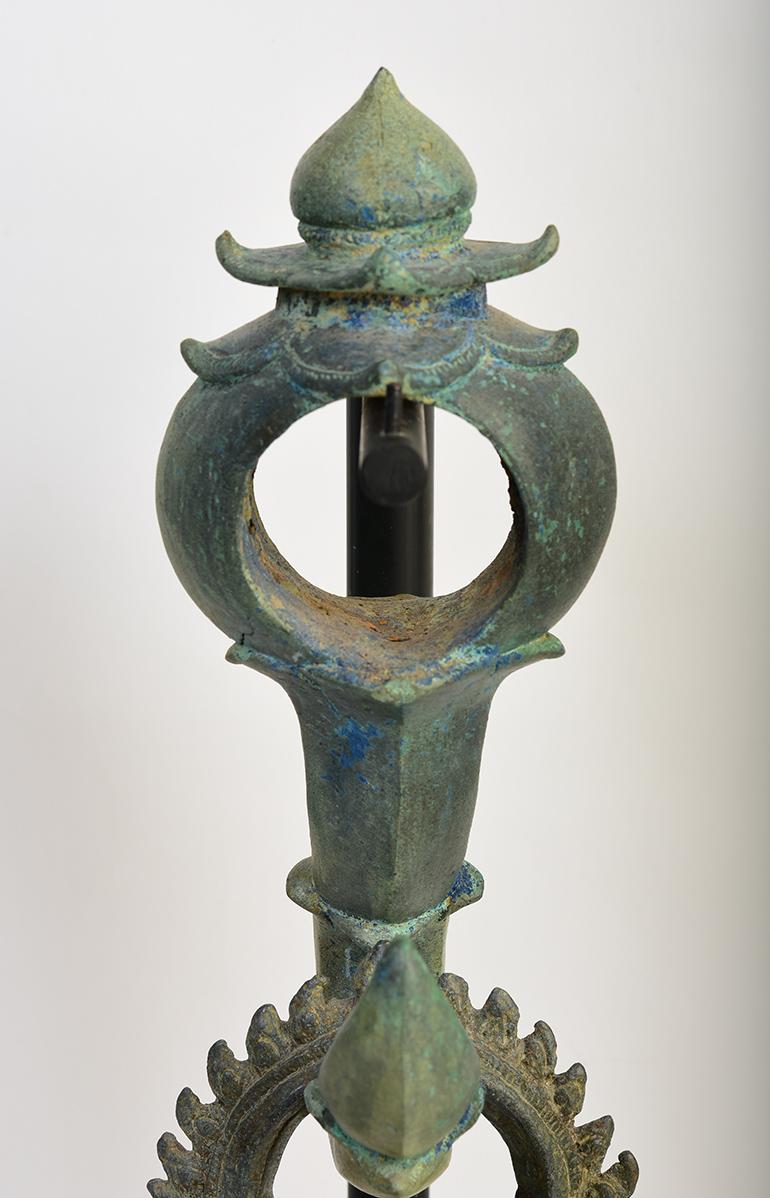 12th Century, Angkor Vat, A Pair of Khmer Bronze Palanquin Hooks and Rings In Good Condition In Sampantawong, TH