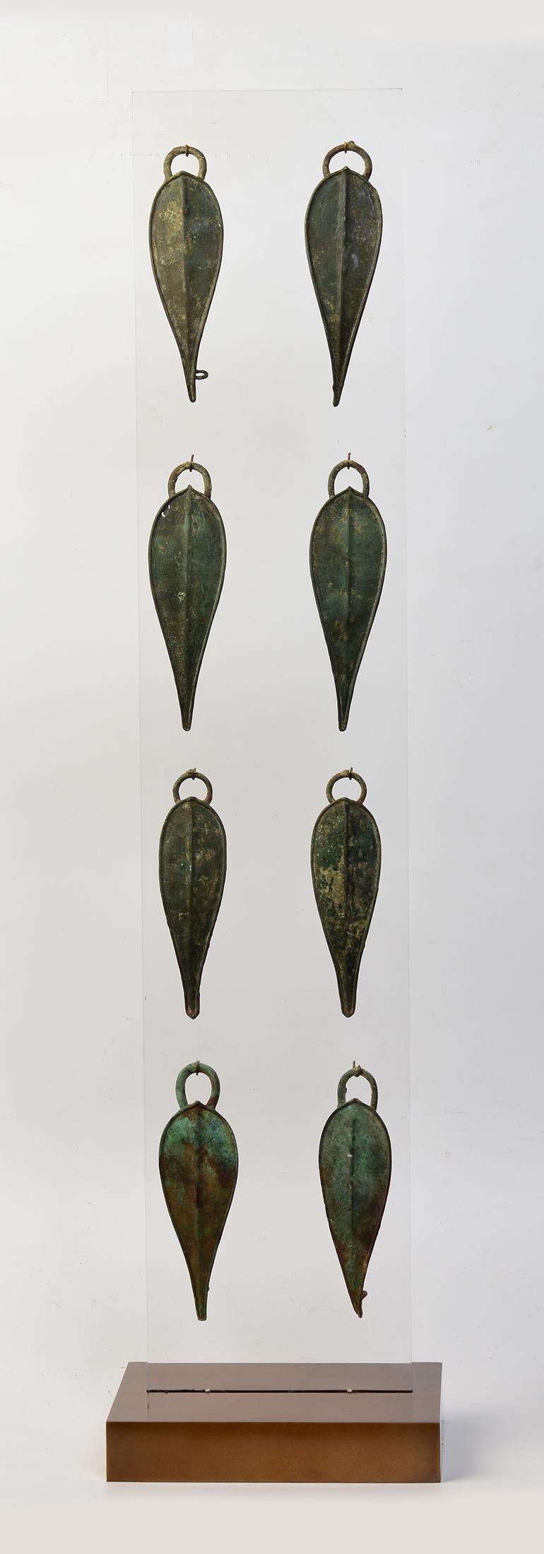 Un ensemble d'ornements anciens en bronze khmer pour chevaux en forme de feuilles sur un support.

Âge : Cambodge, période Angkor Vat, 12e siècle
Taille du stand : Hauteur 89.5 C.C. / Largeur 21.5 C.M.
Taille de chaque bronze : Hauteur 16.8 - 17.5