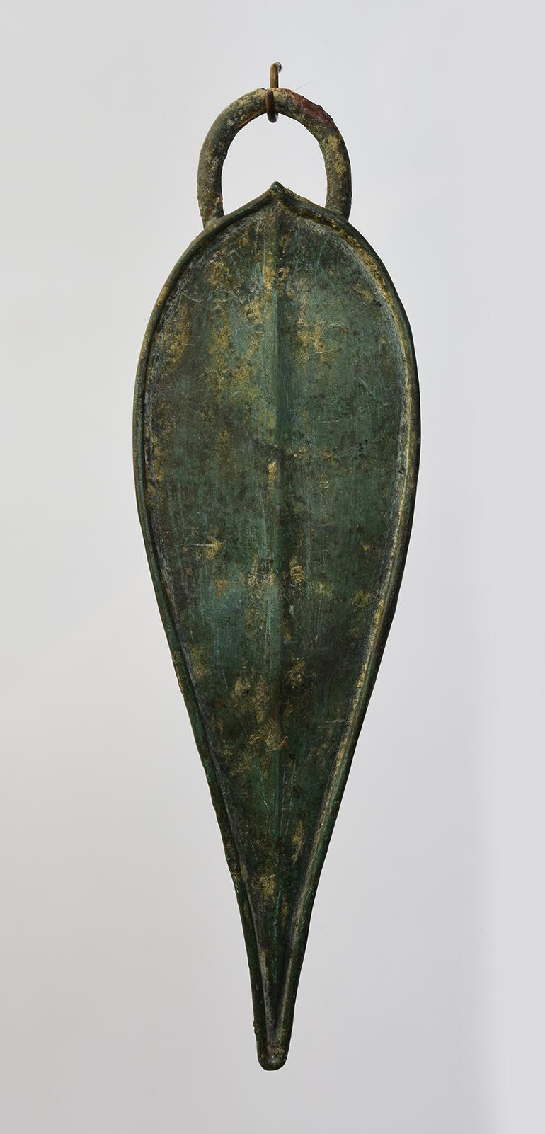 XVIIIe siècle et antérieur 12e siècle, Angkor Vat, ensemble d'ornements en bronze cambodgien pour cheval en forme de feuille en vente