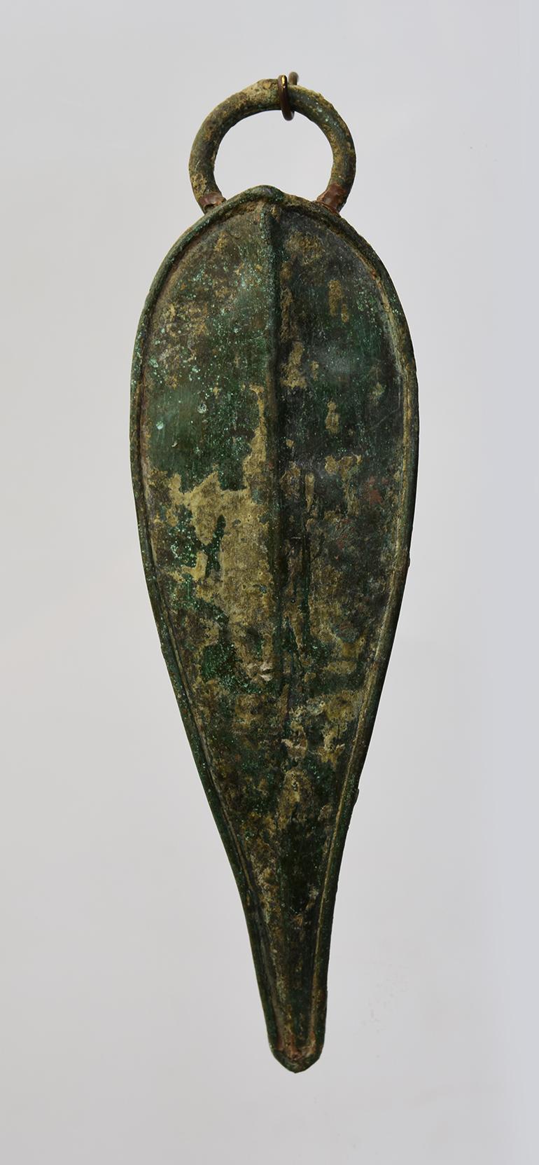 12e siècle, Angkor Vat, ensemble d'ornements en bronze cambodgien pour cheval en forme de feuille en vente 1