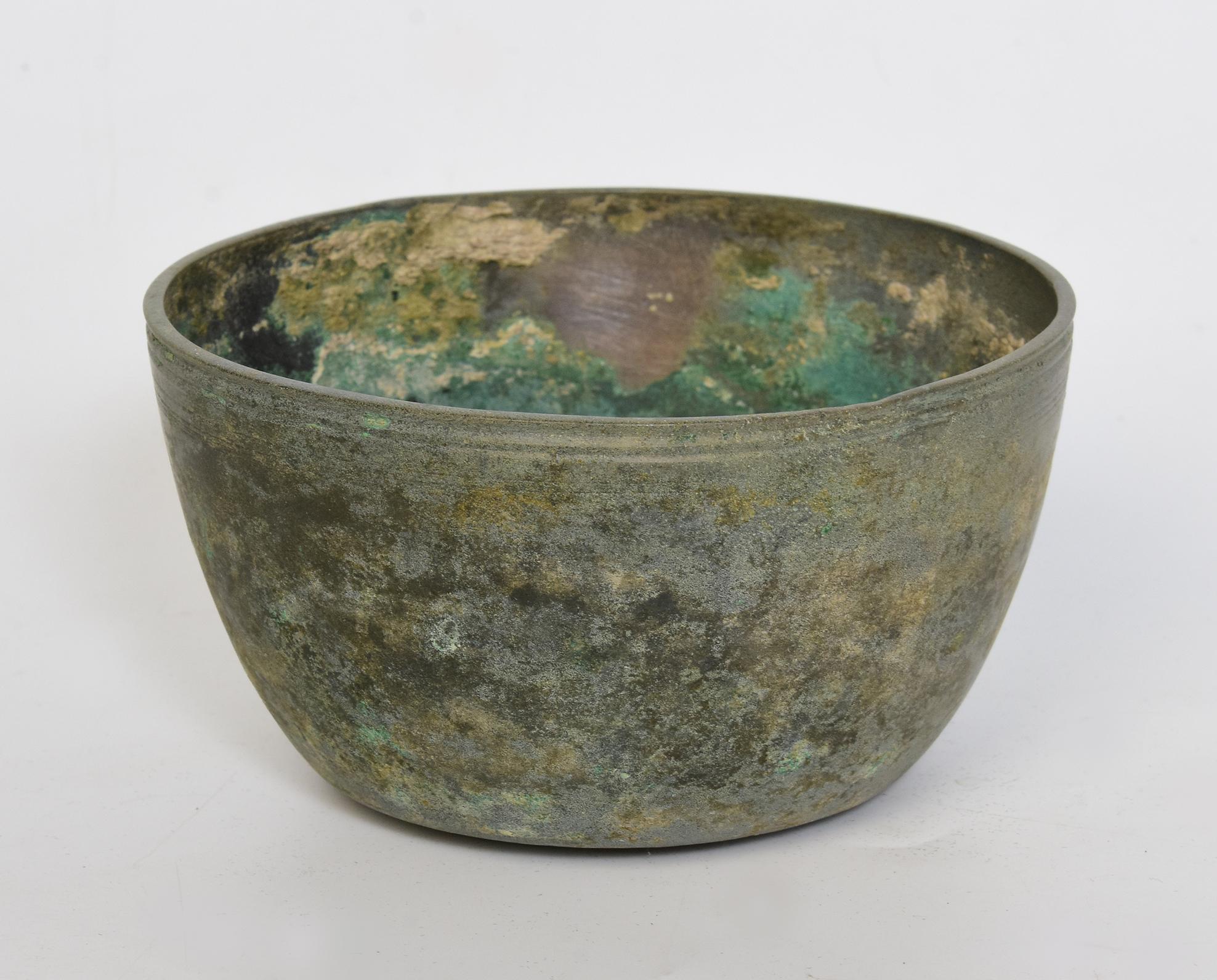 12th Century, Angkor Vat, Antique Khmer Bronze Bowl In Good Condition For Sale In Sampantawong, TH
