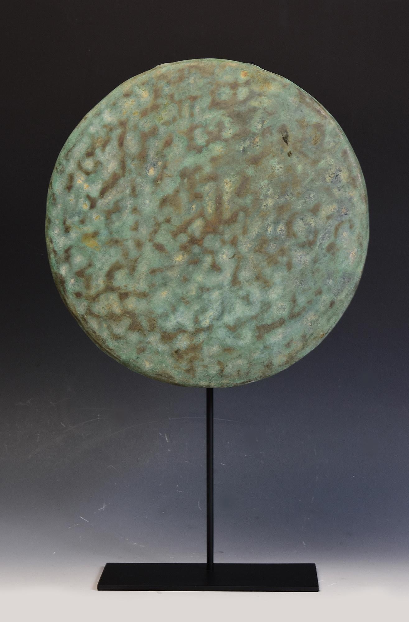 Antique Khmer bronze gong with nice green patina with stand.

Age: Cambodia, Angkor Vat Period, 12th Century
Size of gong only: Diameter 29.5 C.M. / Thickness 5 C.M.
Size including stand: Height 48 C.M.
Condition: Nice condition overall (some