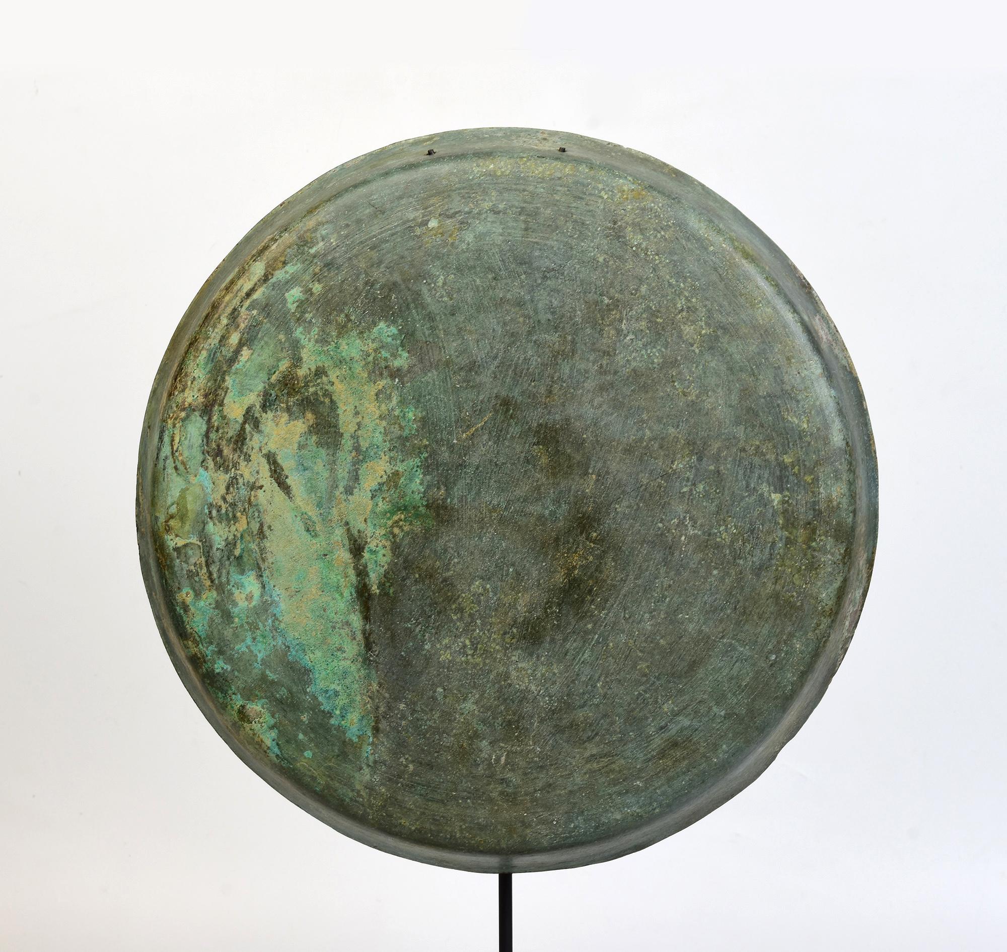 Gong ancien en bronze khmer avec une belle patine verte et un support.

Âge : Cambodge, période Angkor Vat, 12e siècle
Taille du gong uniquement : Diamètre 33.6 C.C. / Epaisseur 4.2 C.M.
Hauteur avec support : 49.2 C.I.C.
Condit : Bon état général