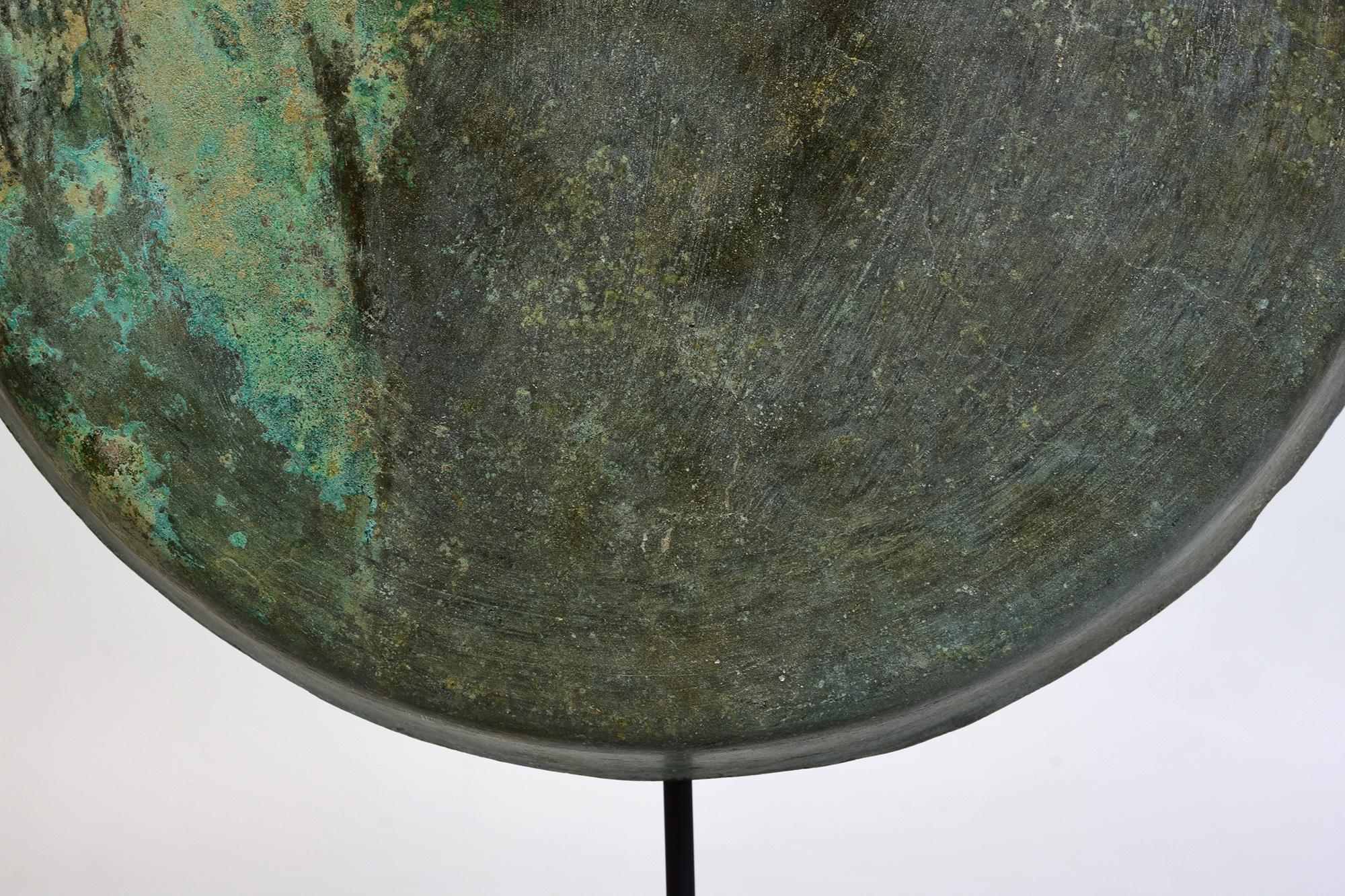 Ferronnerie 12e siècle, Angkor Vat, Gong khmer ancien en bronze avec Stand en vente