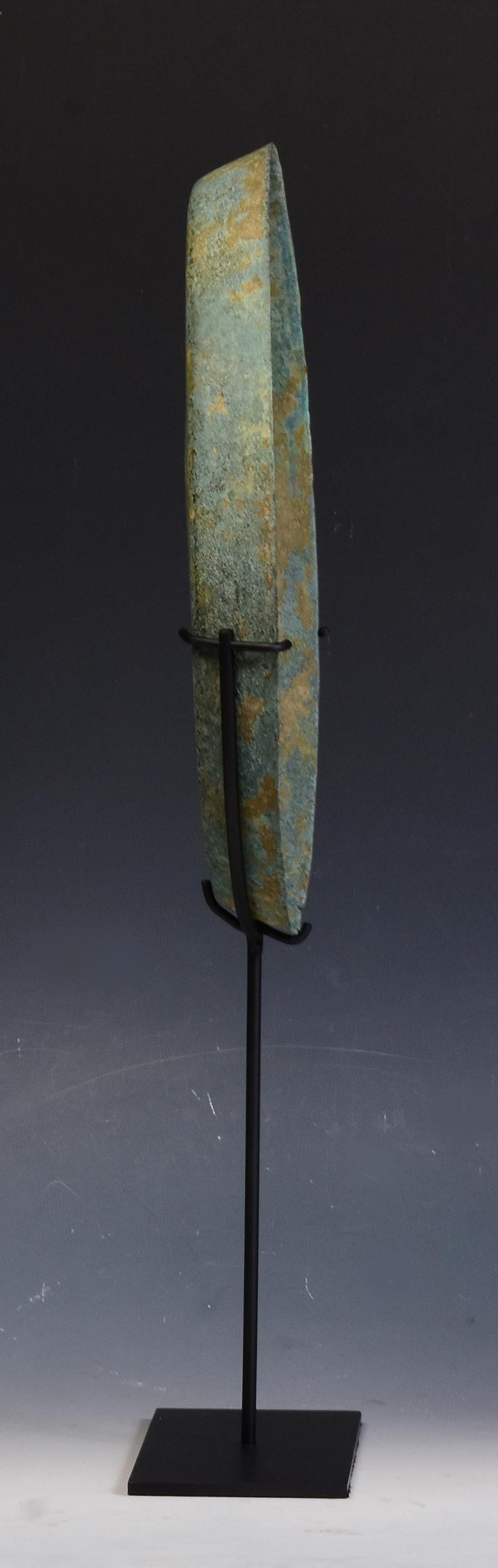 12th Century, Angkor Vat, Antique Khmer Bronze Gong with Stand In Good Condition For Sale In Sampantawong, TH
