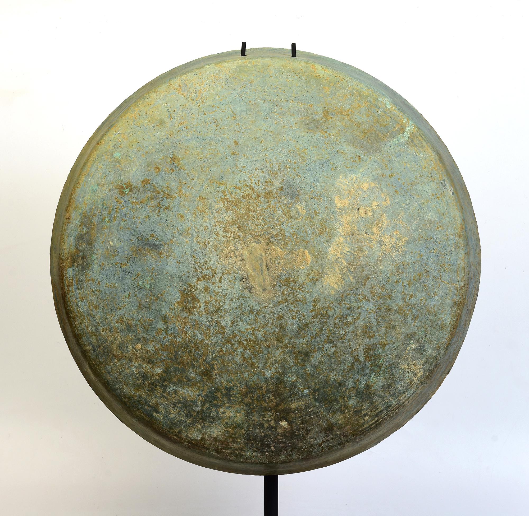 Grand gong khmer ancien en bronze avec une belle patine verte et son support.

Âge : Cambodge, période Angkor Vat, 12e siècle
Taille du gong uniquement : Diamètre 48.2 C.C. / Epaisseur 7 C.C.
Hauteur avec support : 62.8 C.I.C.
Condit : Bon état
