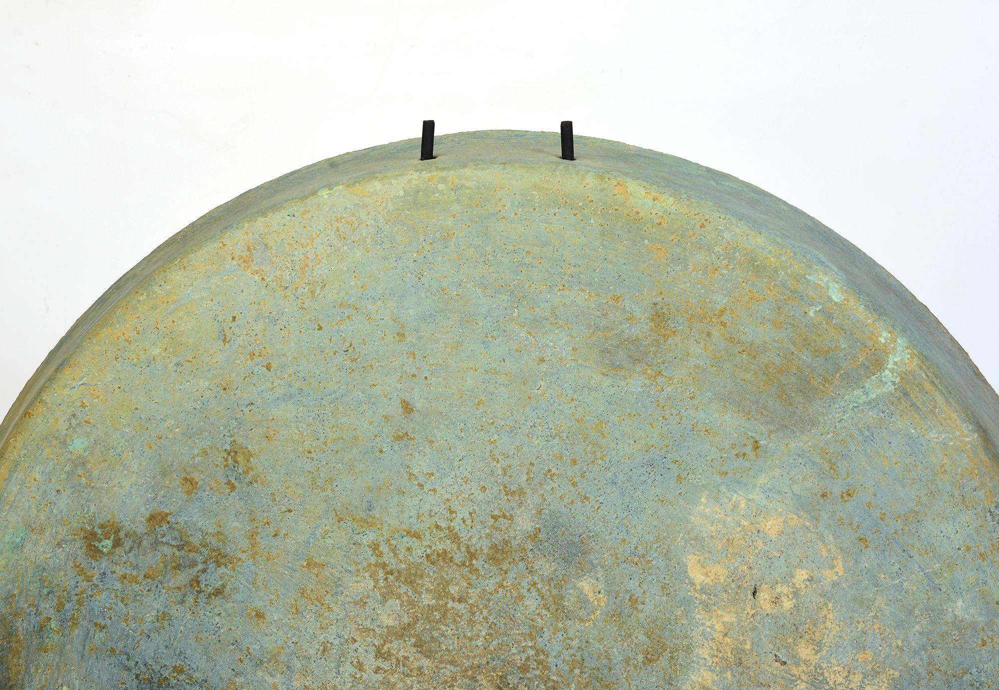 Ferronnerie 12e siècle, Angkor Vat, Grand gong khmer ancien en bronze avec Stand en vente