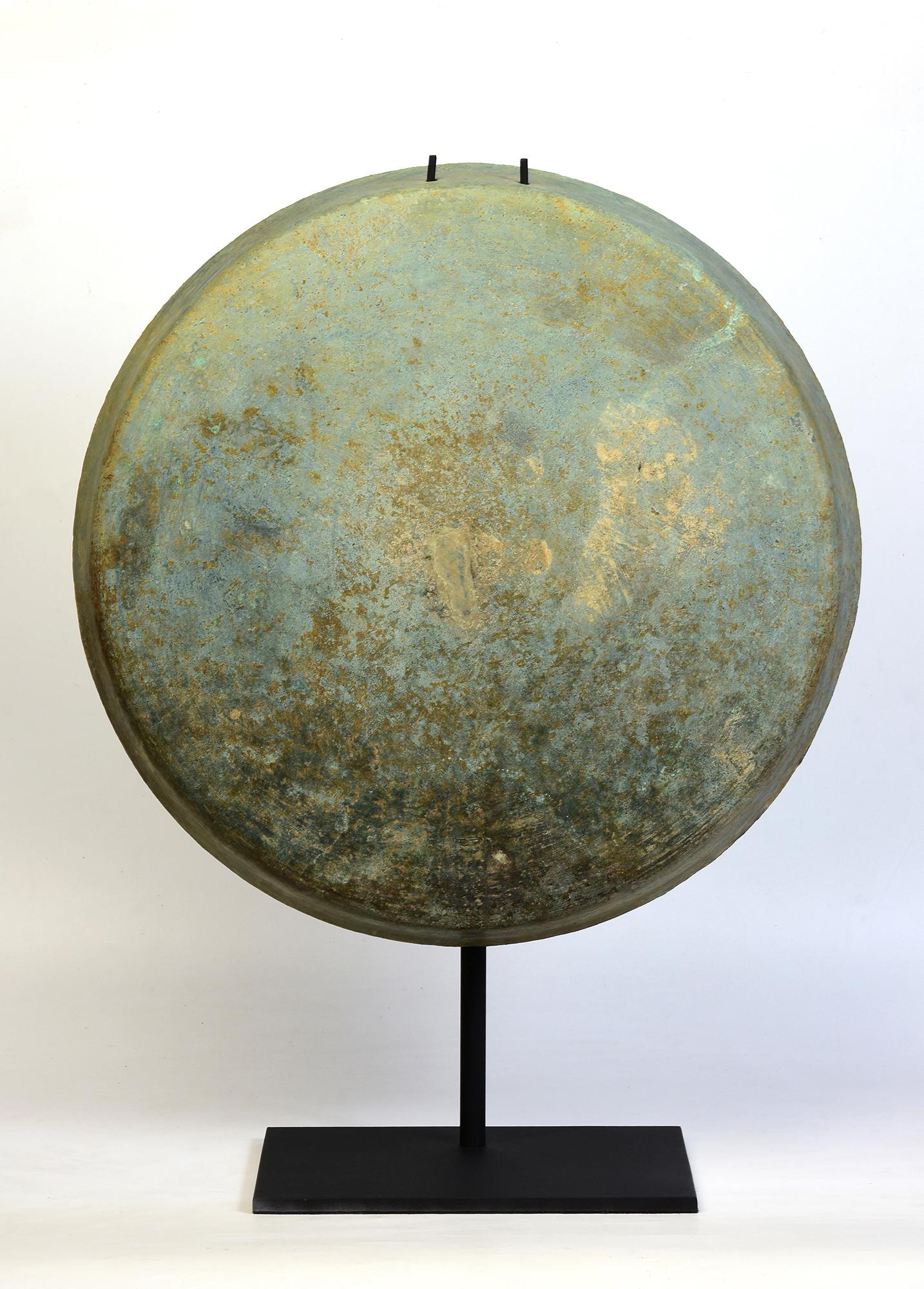 Bronze 12e siècle, Angkor Vat, Grand gong khmer ancien en bronze avec Stand en vente