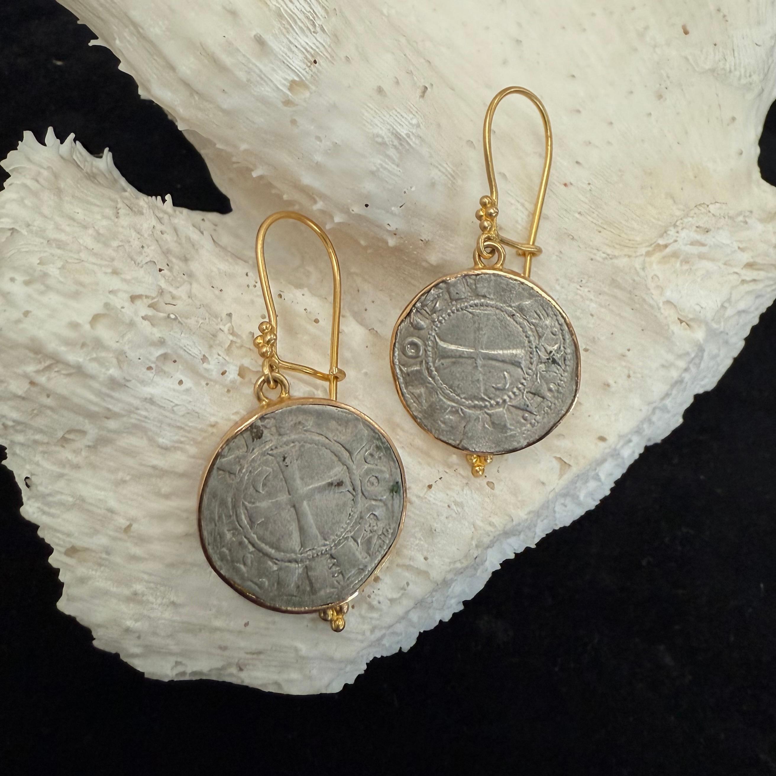 Orecchini in oro 18K con monete crociate d'argento di Antiochia del XII secolo in vendita 5