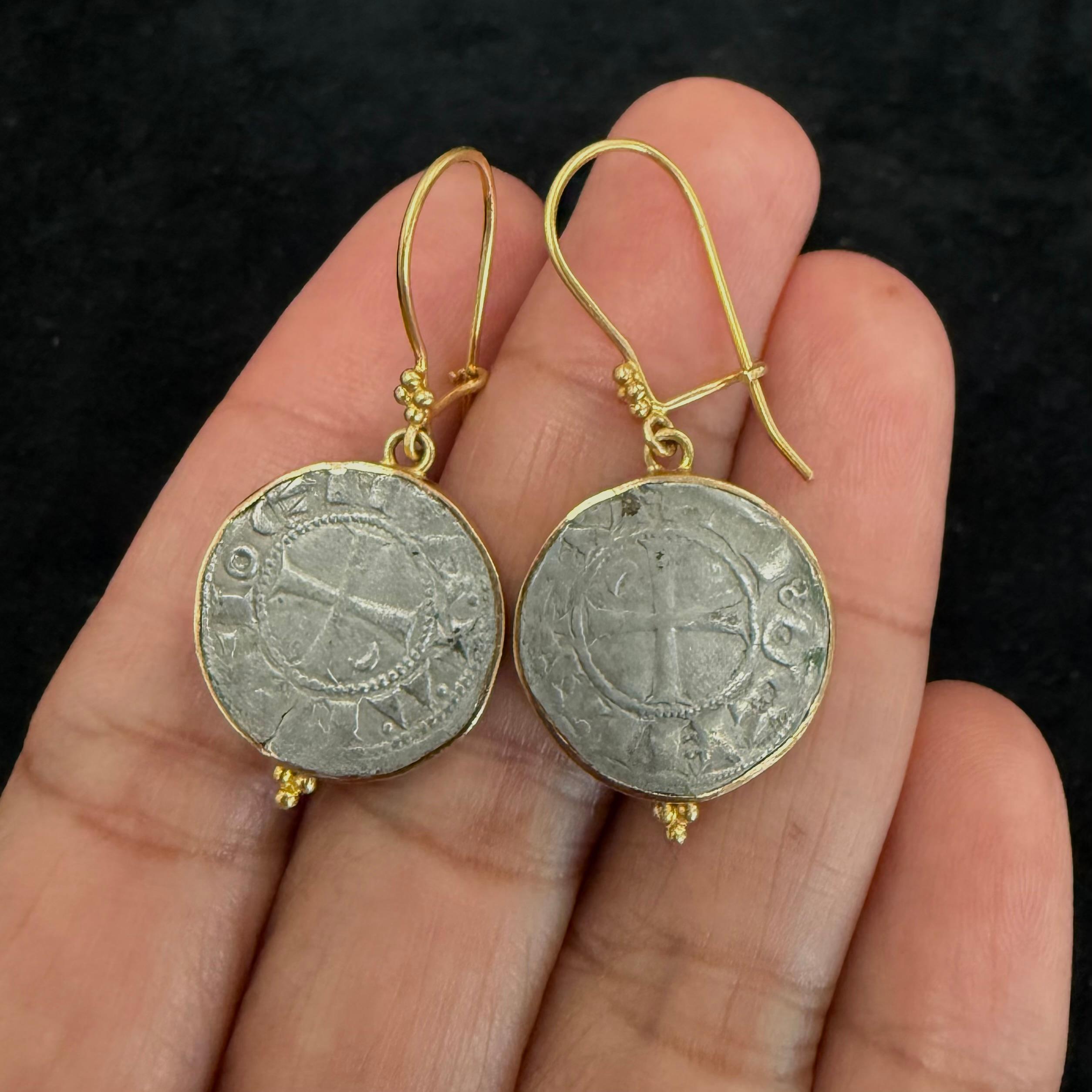 Orecchini in oro 18K con monete crociate d'argento di Antiochia del XII secolo in vendita 6