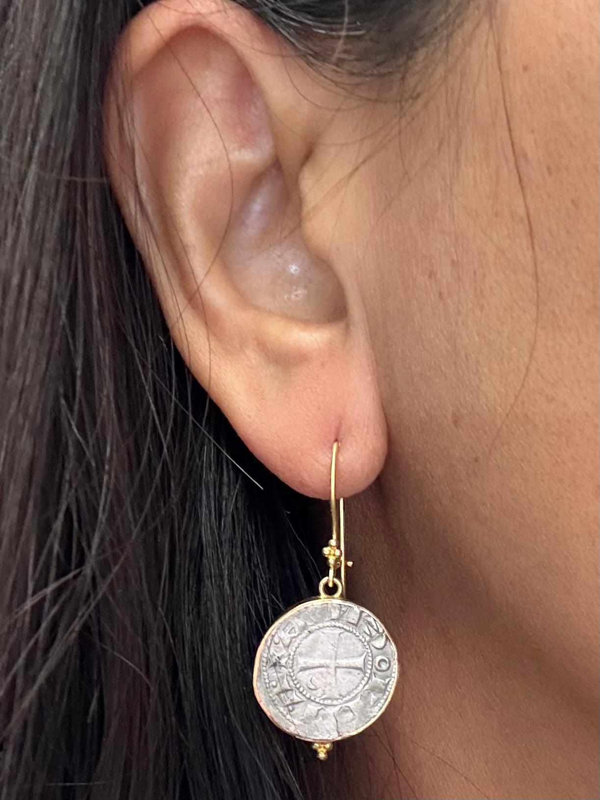 Orecchini in oro 18K con monete crociate d'argento di Antiochia del XII secolo in vendita 7