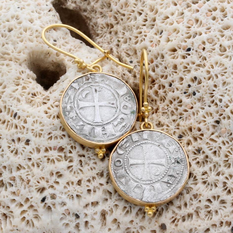 Due autentici denari d'argento coniati sotto il re Boemondo III di Antiochia, nel 1162-1201, mostrano la croce feudale cristiana con la parola stilizzata 