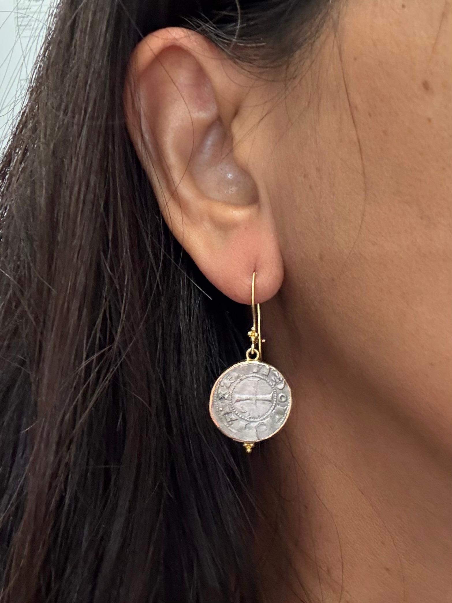 Contemporaneo Orecchini in oro 18K con monete crociate d'argento di Antiochia del XII secolo in vendita