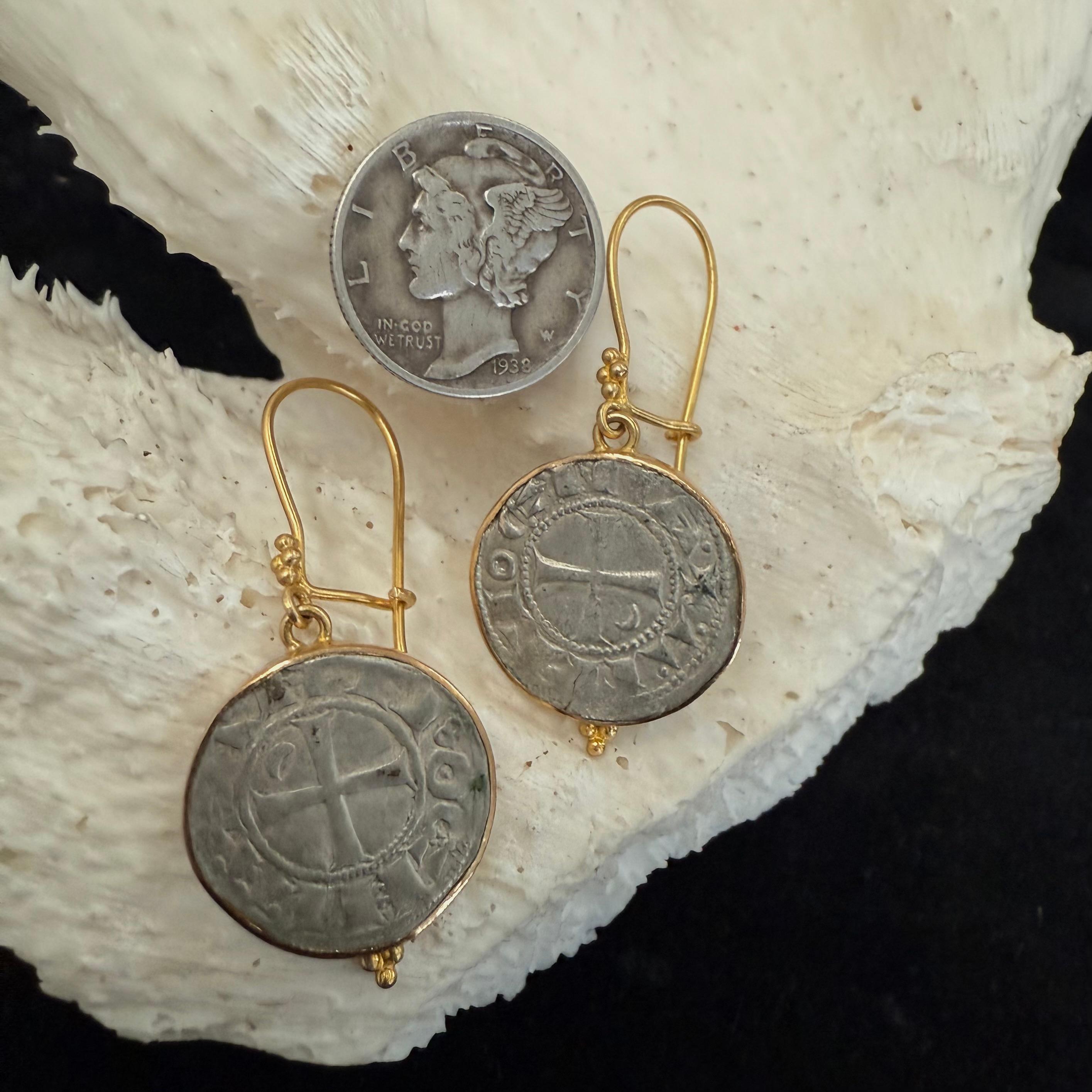 Donna Orecchini in oro 18K con monete crociate d'argento di Antiochia del XII secolo in vendita