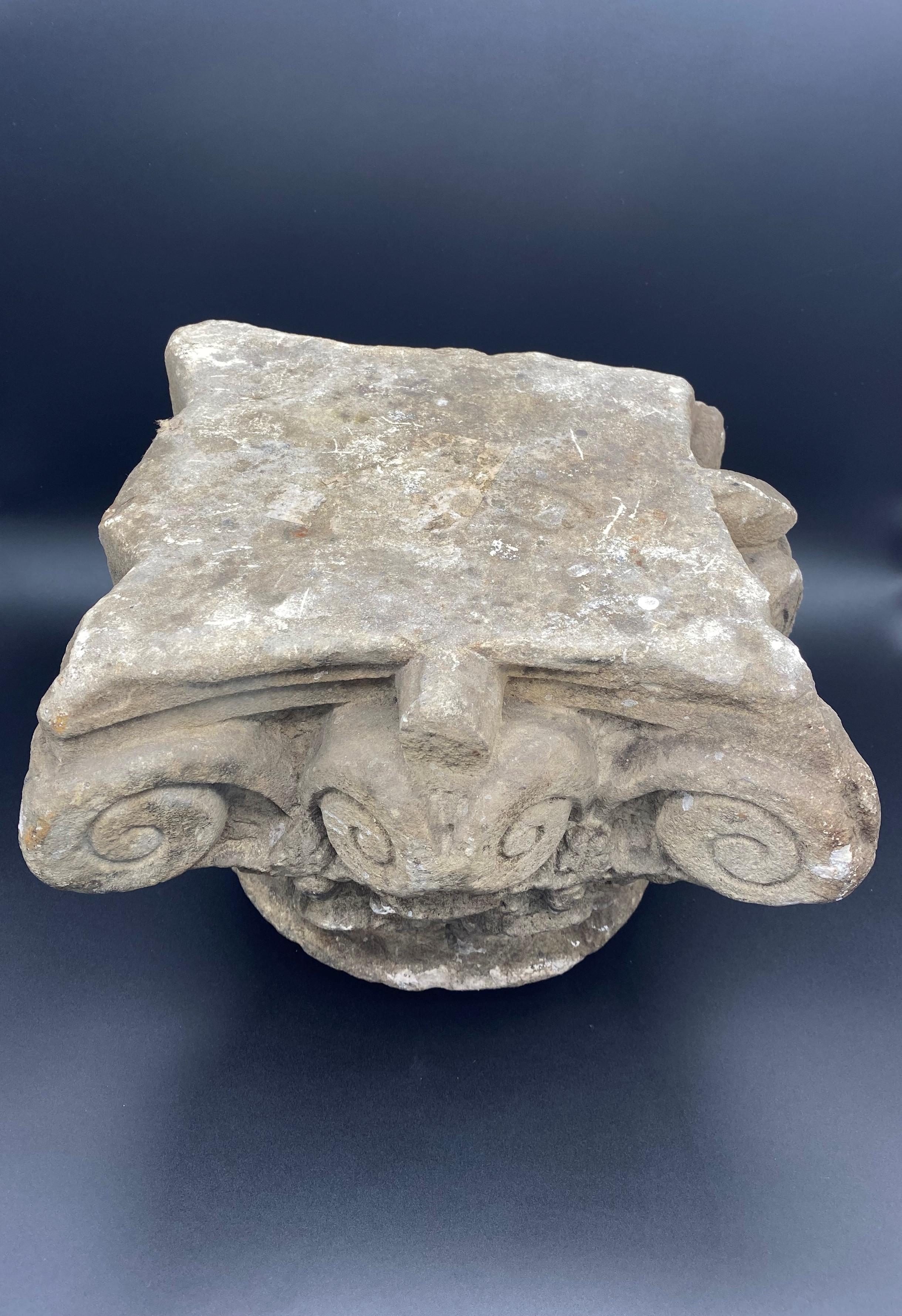 12th Century Corinthian Limestone Capital In Good Condition For Sale In Beuzevillette, FR