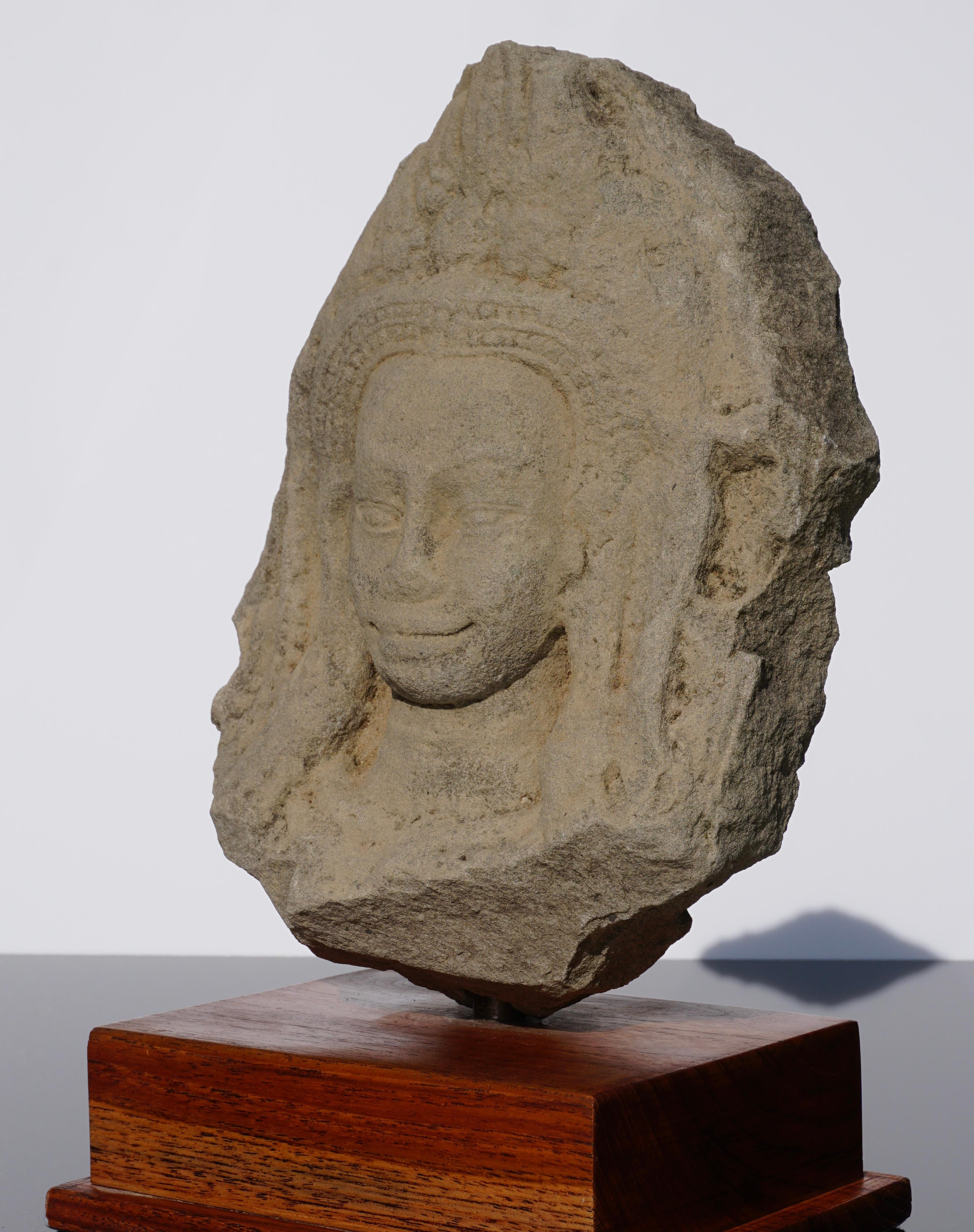 Agra Tête de Bouddha Apsara en pierre de sable du Cambodge du 12e siècle en vente