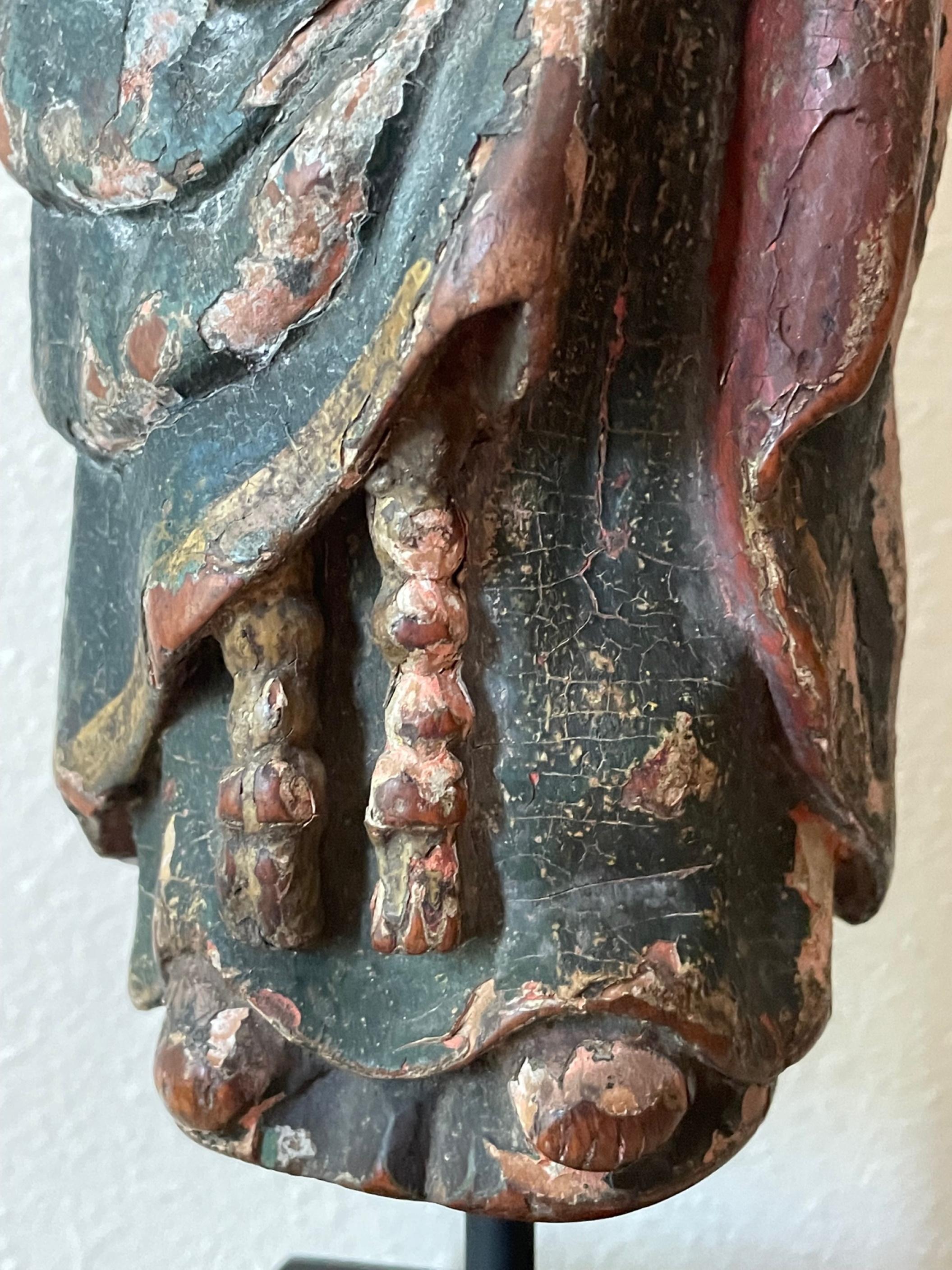 Rare sculpture romaine en bois de la Vierge Marie du 12e siècle en vente 4