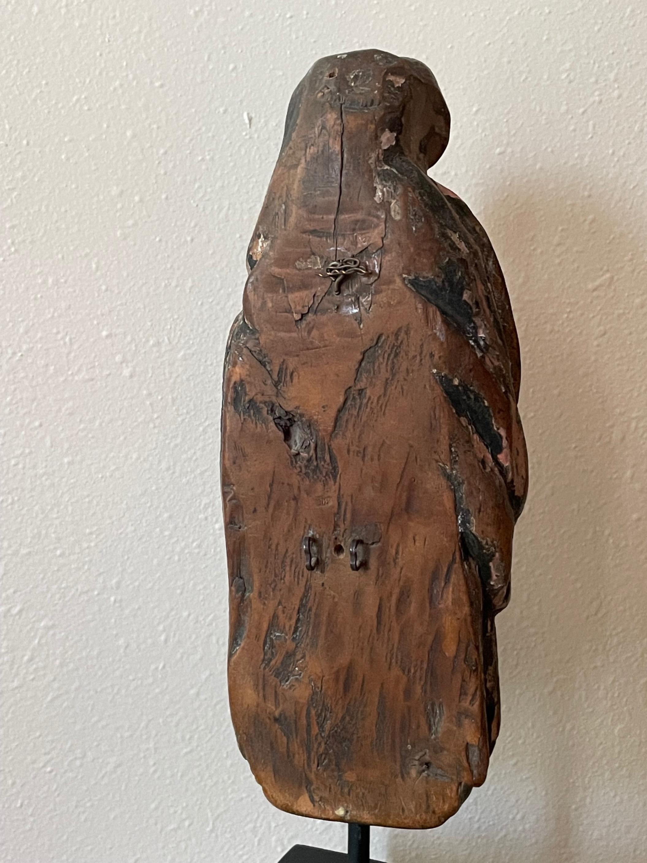 Rare sculpture romaine en bois de la Vierge Marie du 12e siècle en vente 5