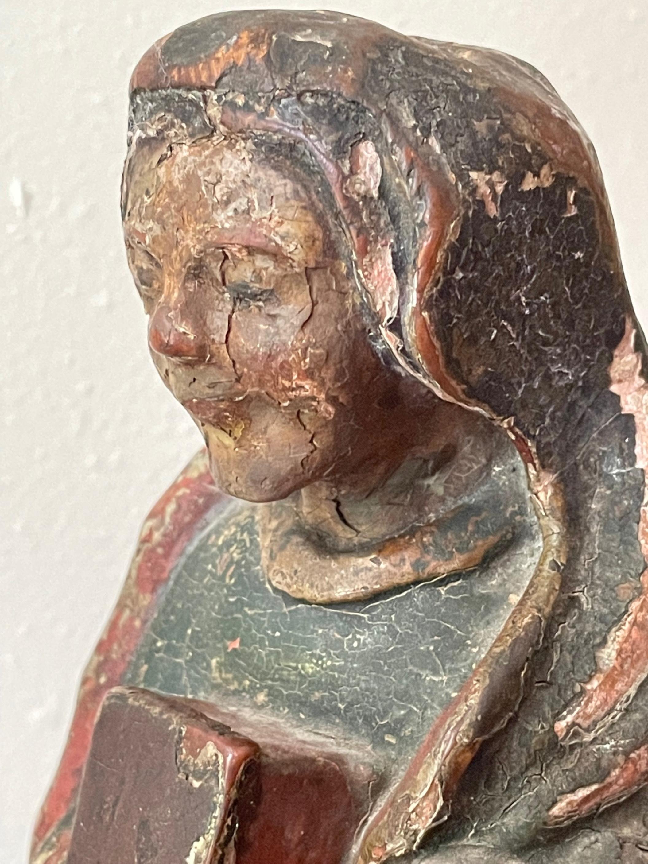 Rare sculpture romaine en bois de la Vierge Marie du 12e siècle en vente 8