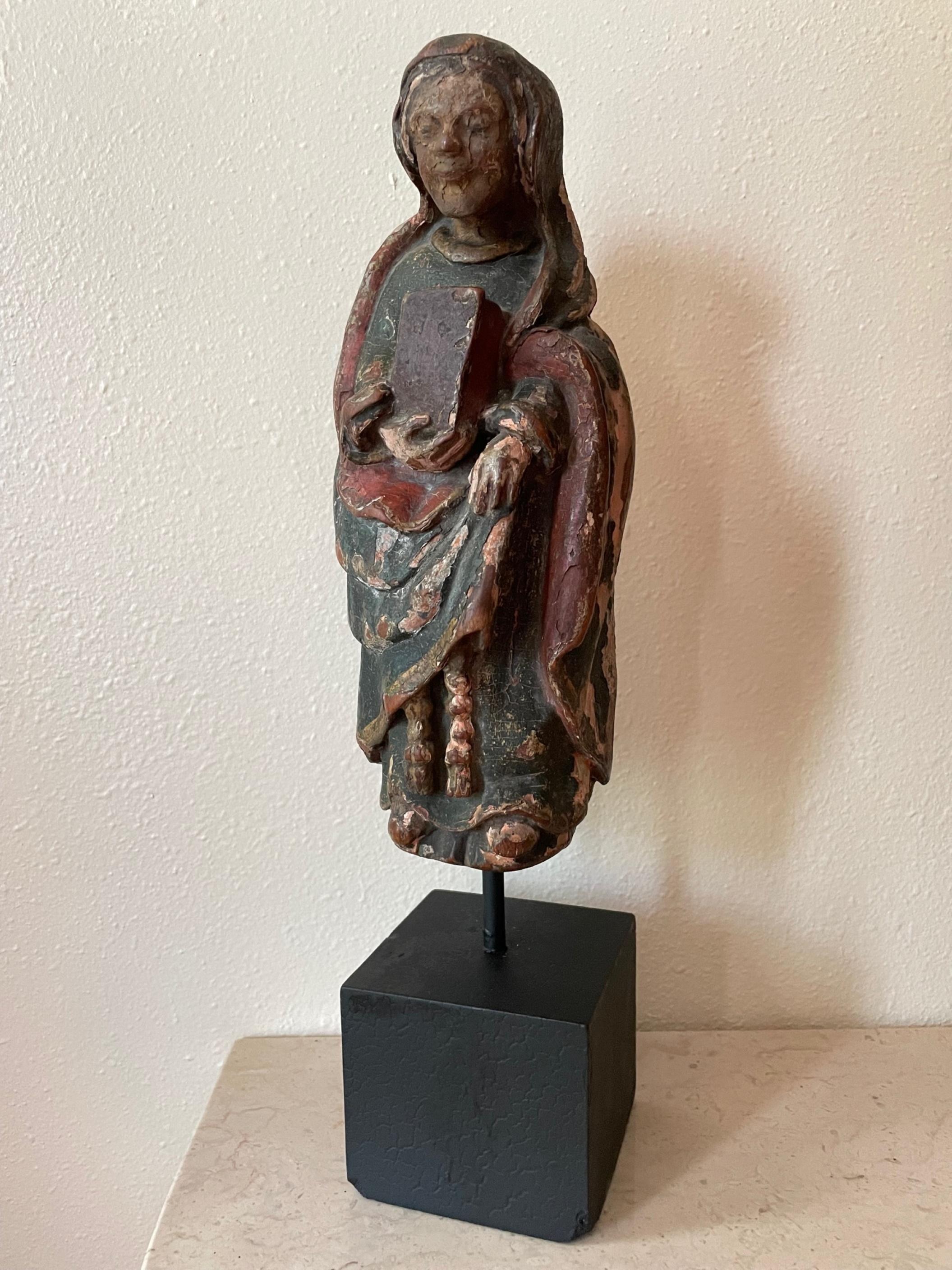 Médiéval Rare sculpture romaine en bois de la Vierge Marie du 12e siècle en vente