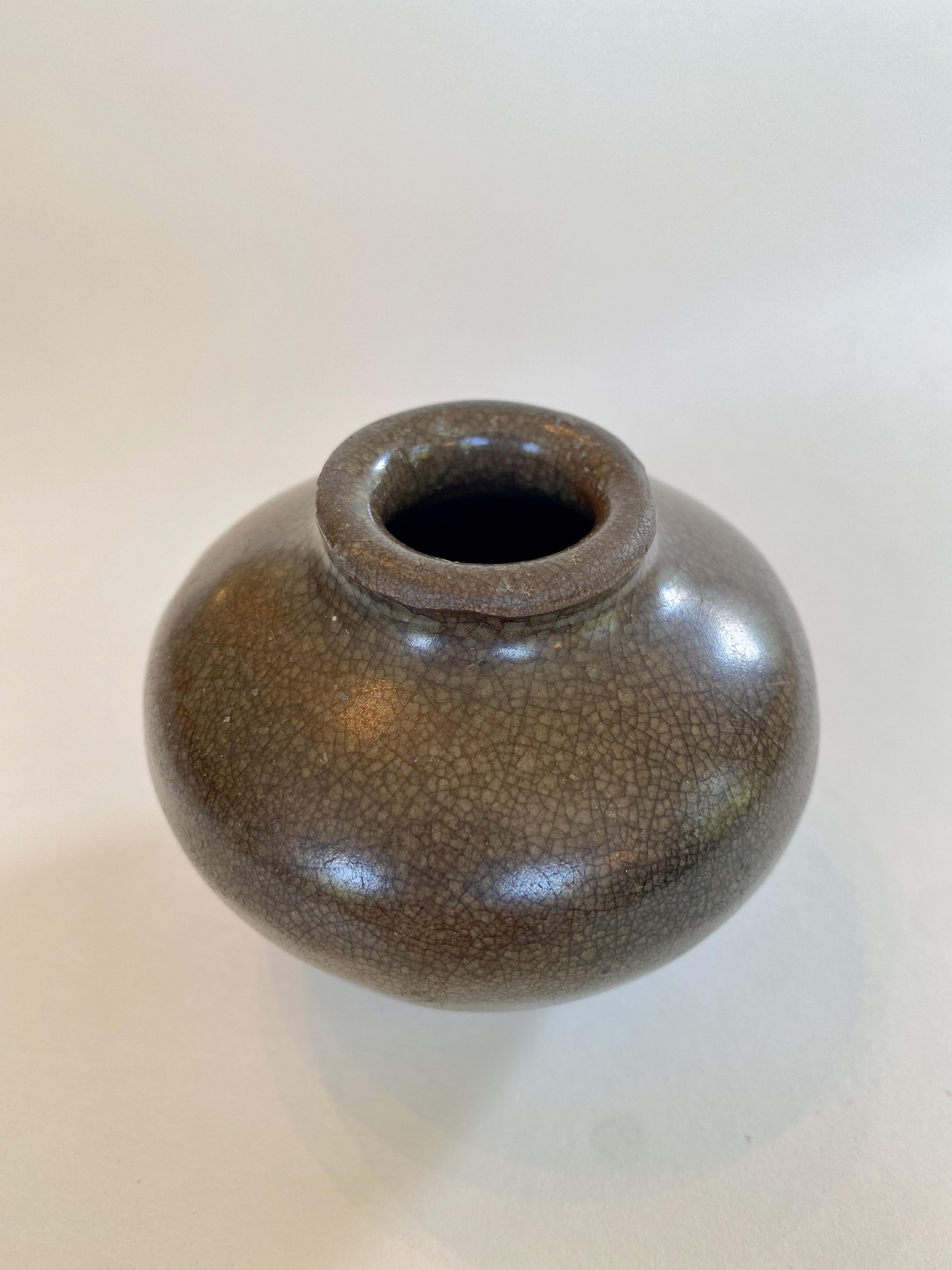 Jarret Song à glaçure brun foncé, 12e siècle. 

Cette petite pièce se caractérise par la pureté de sa forme, mise en valeur par la couleur riche de sa glaçure, qui présente un subtil craquelage. La glaçure, qui recouvre presque toute la pièce à