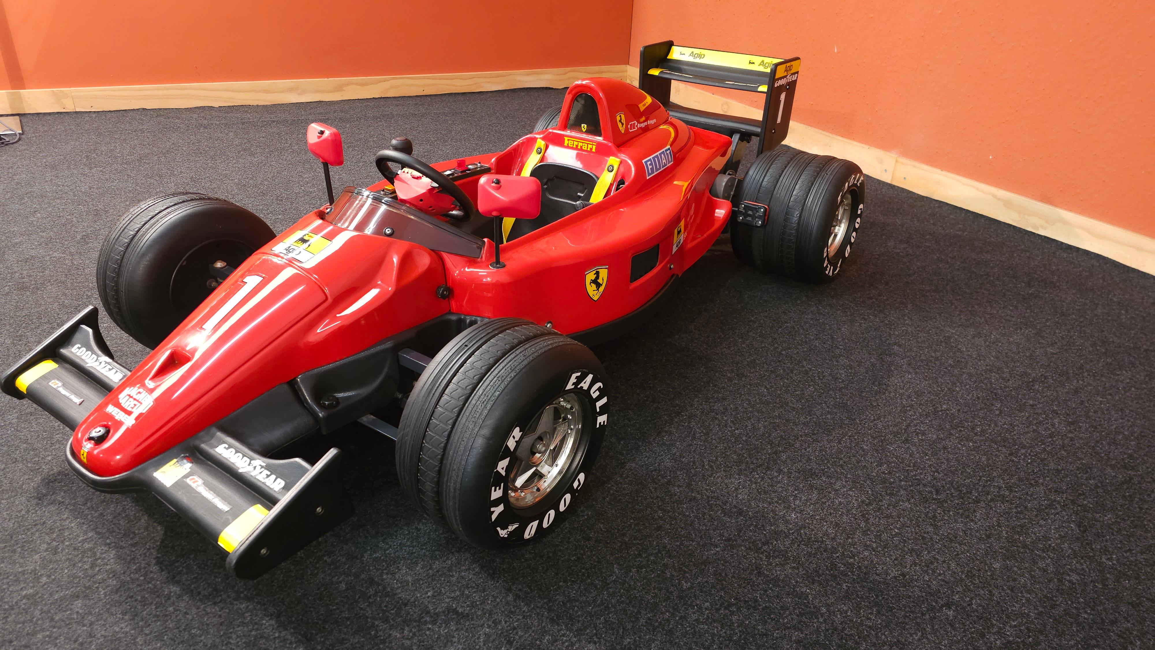 Coche de carreras eléctrico Ferrari F1 12V de Toys Toys 9