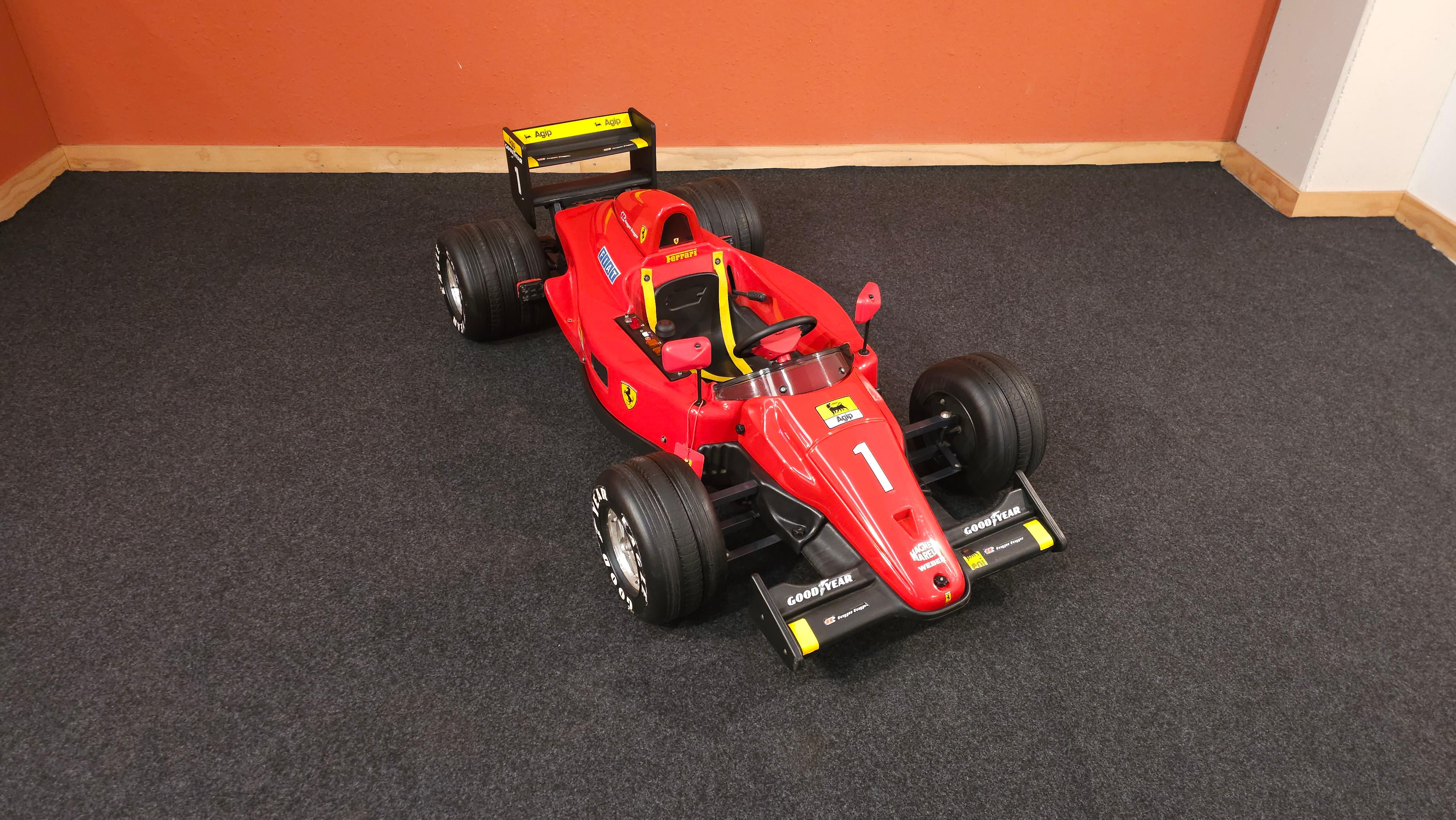 Impresionante coche de carreras eléctrico Ferrari F1 de 12V de Toys Toys.
El coche está en excelentes condiciones, como se muestra en las fotos, y viene con un cargador de batería.
El vehículo tiene dos velocidades seleccionables y también puede