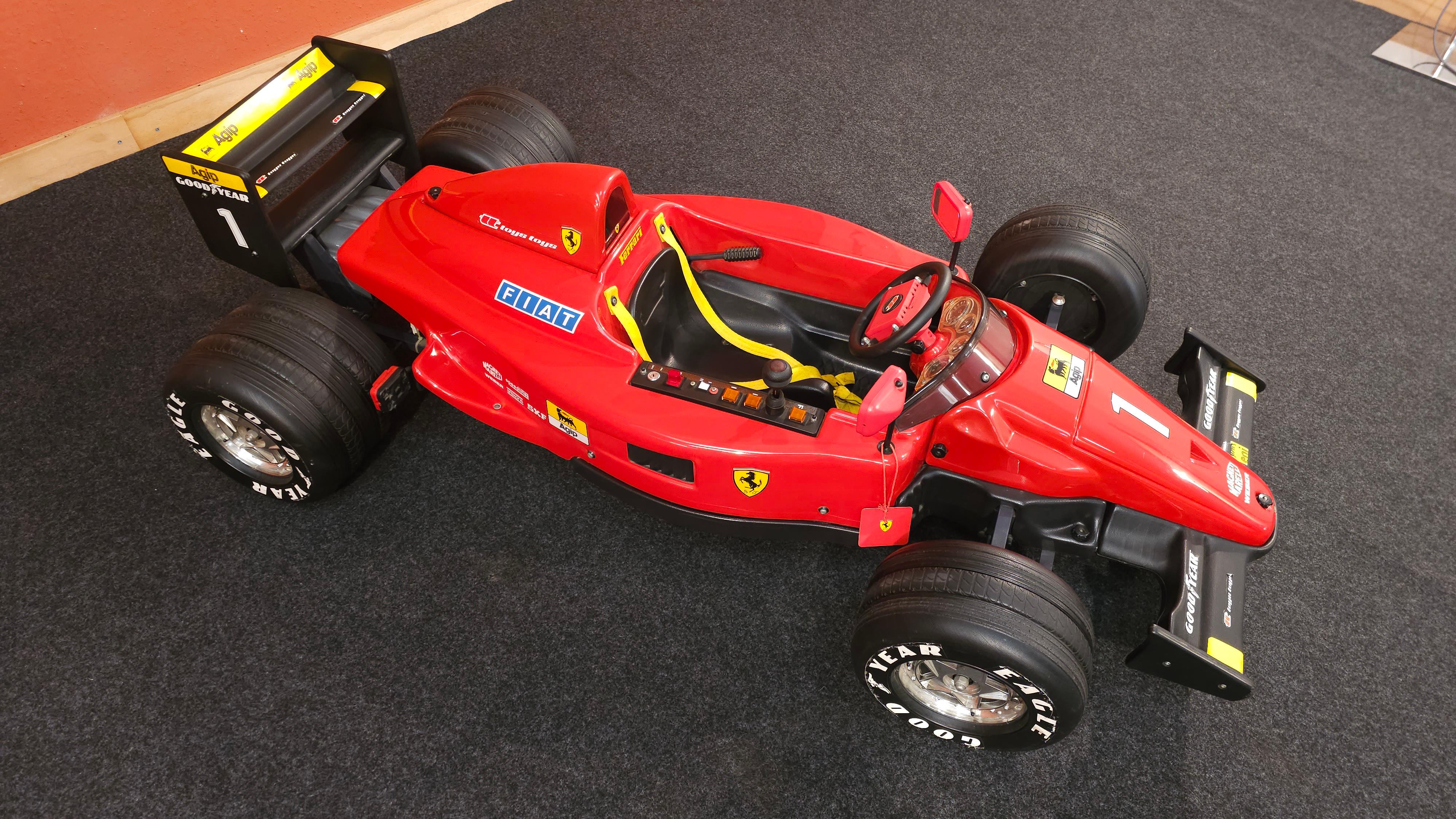 Coche de carreras eléctrico Ferrari F1 12V de Toys Toys finales del siglo XX