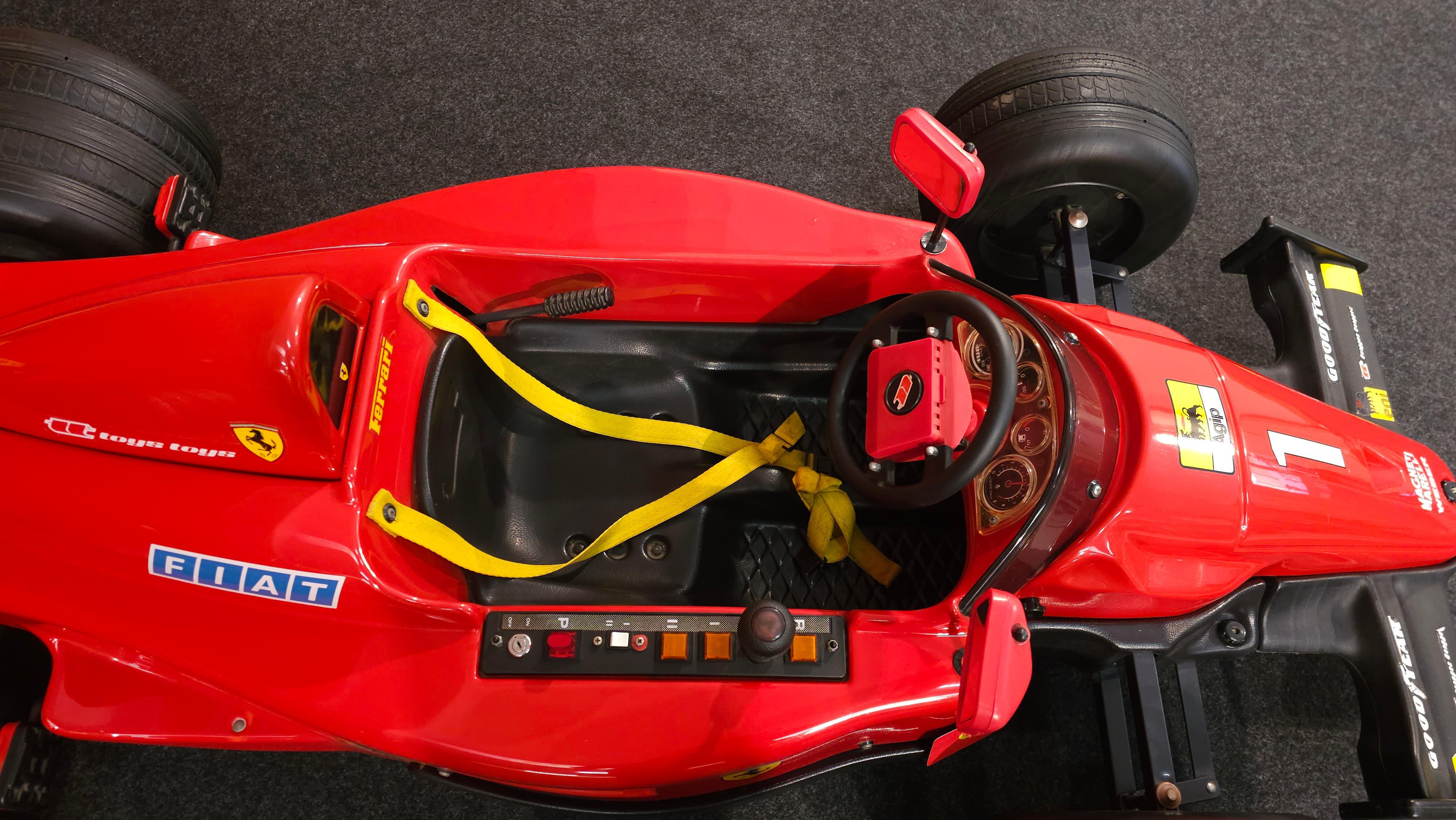Coche de carreras eléctrico Ferrari F1 12V de Toys Toys Metal
