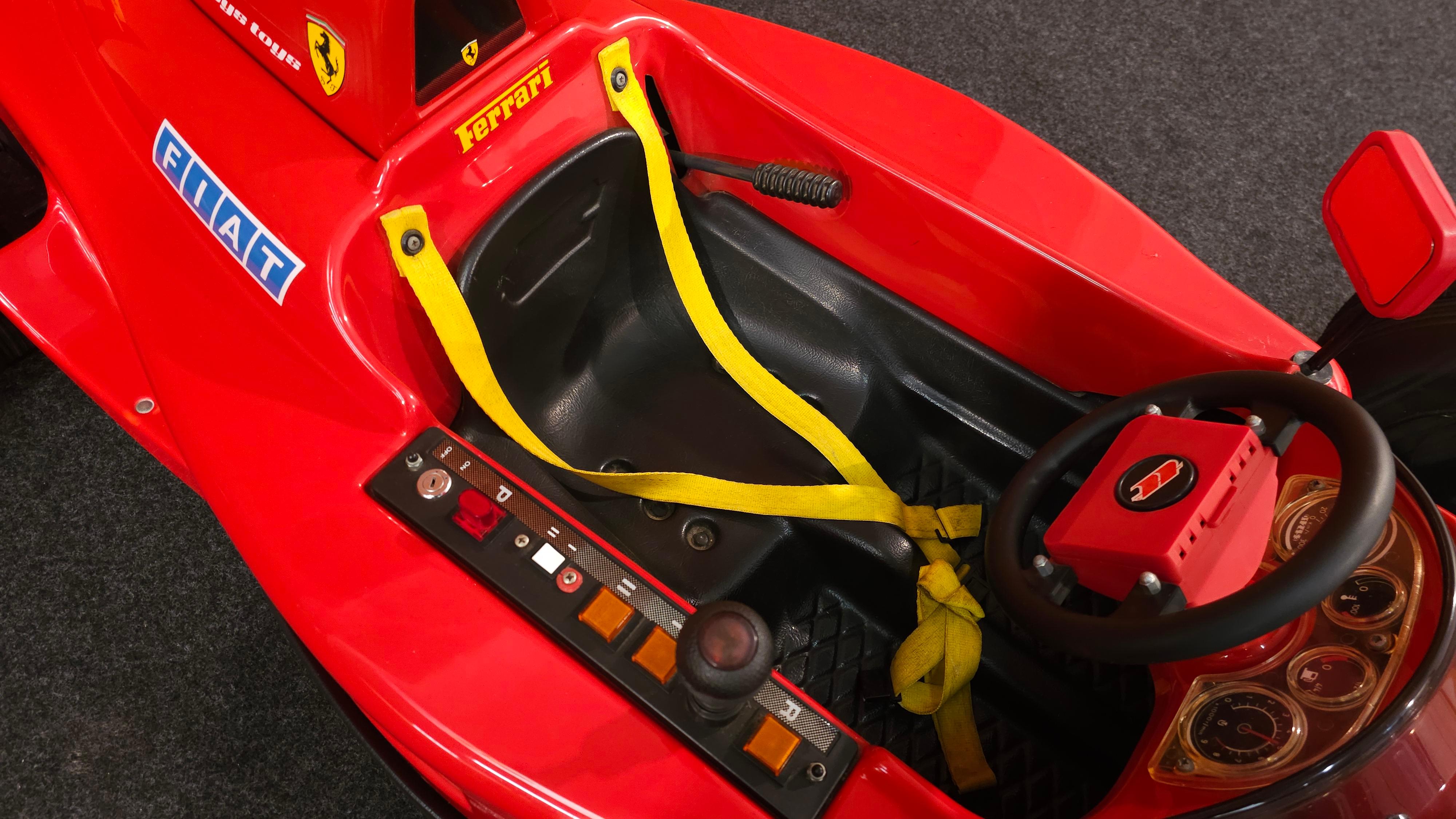 Coche de carreras eléctrico Ferrari F1 12V de Toys Toys 1