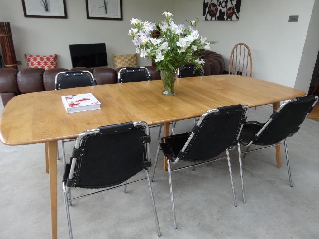 Mid-Century Modern 12x Chaises de salle à manger en cuir noir Charlotte Perriand pour Les Arcs Ski Resort en vente