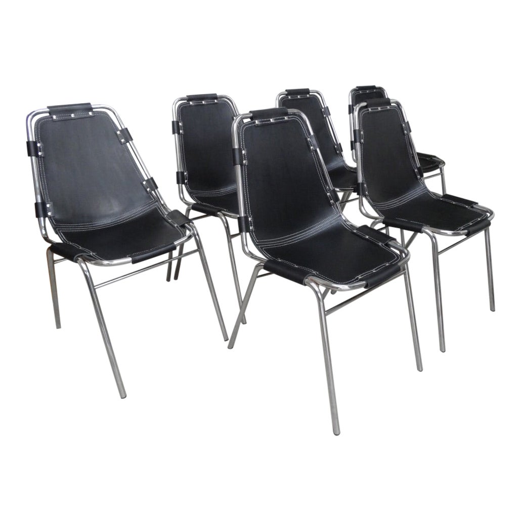 12x Esszimmerstühle aus schwarzem Leder Charlotte Perriand für Les Arcs Ski Resort im Angebot