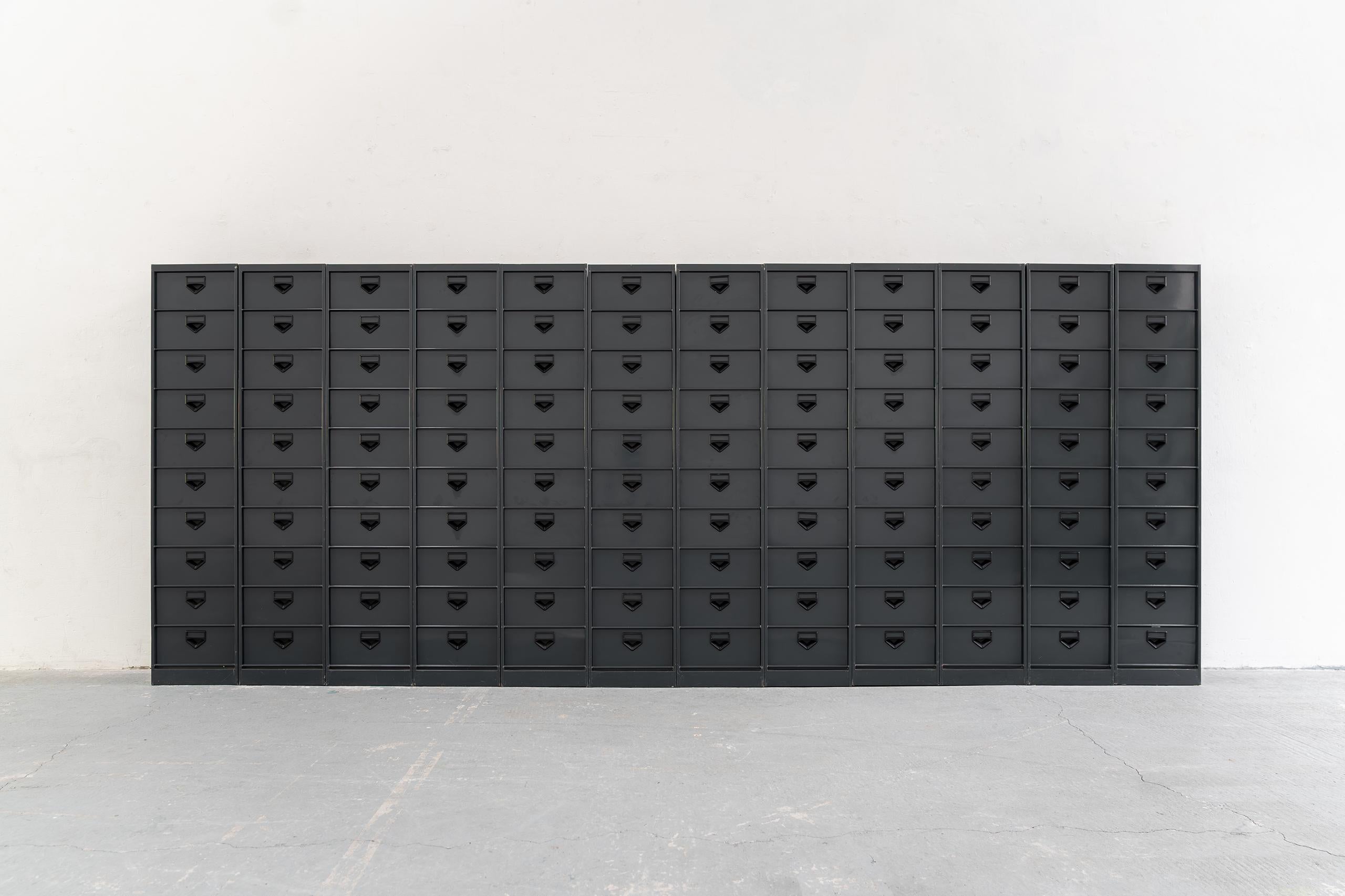 12x Armario industrial de mediados de siglo con puertas abatibles 1960 París, Francia 5m en venta 3