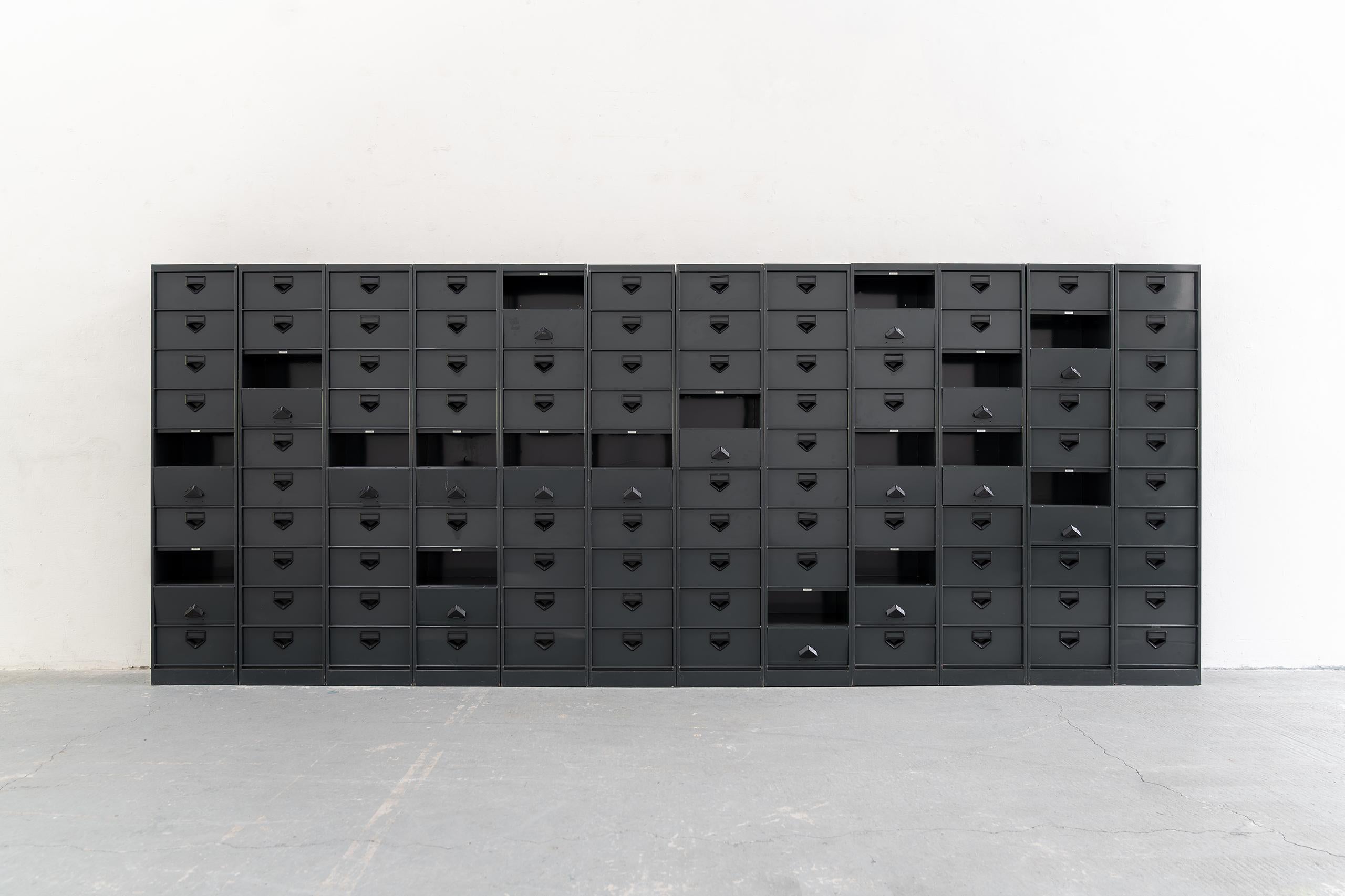12x Armario industrial de mediados de siglo con puertas abatibles 1960 París, Francia 5m en venta 4