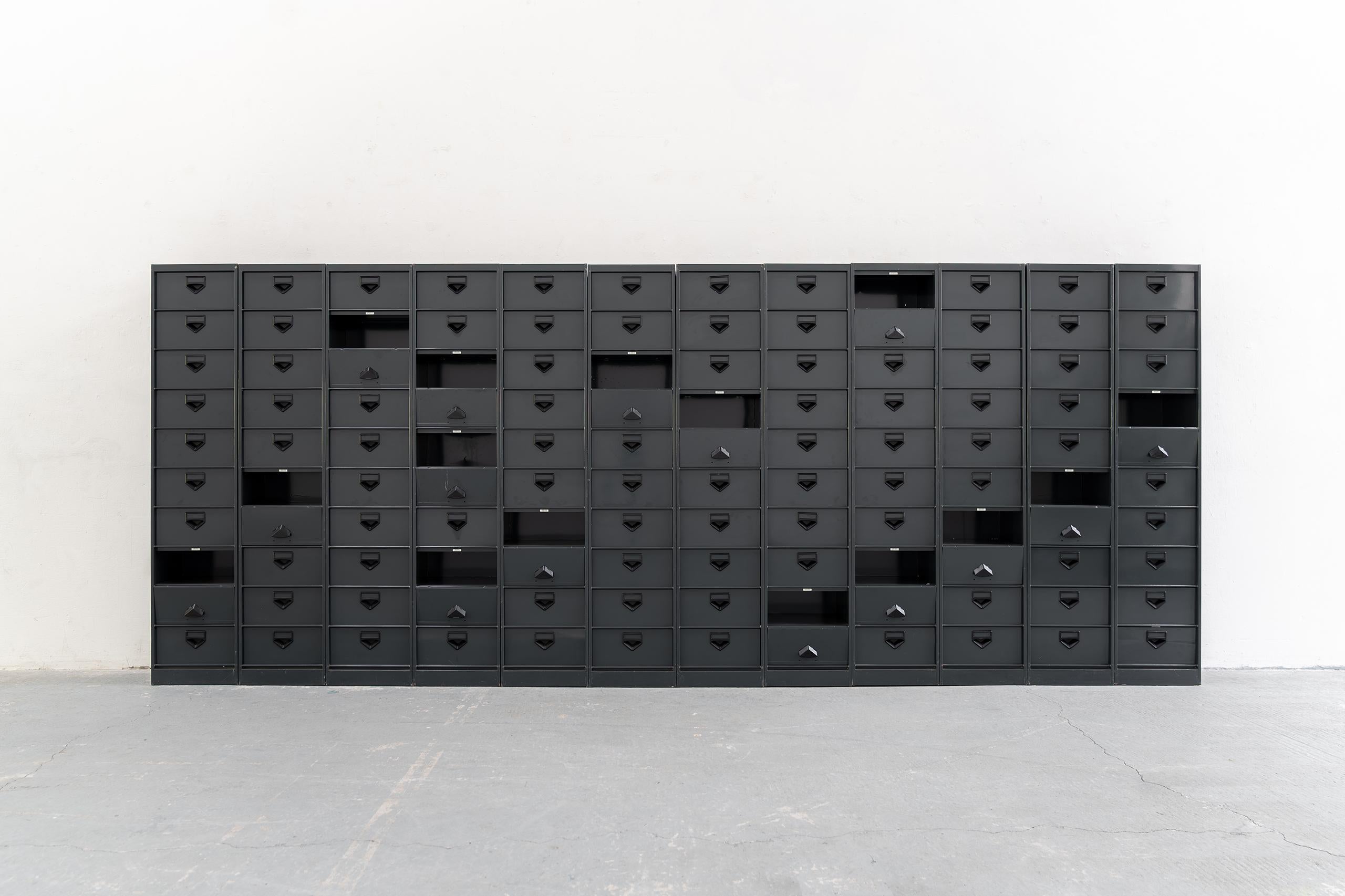 12x Armario industrial de mediados de siglo con puertas abatibles 1960 París, Francia 5m en venta 5