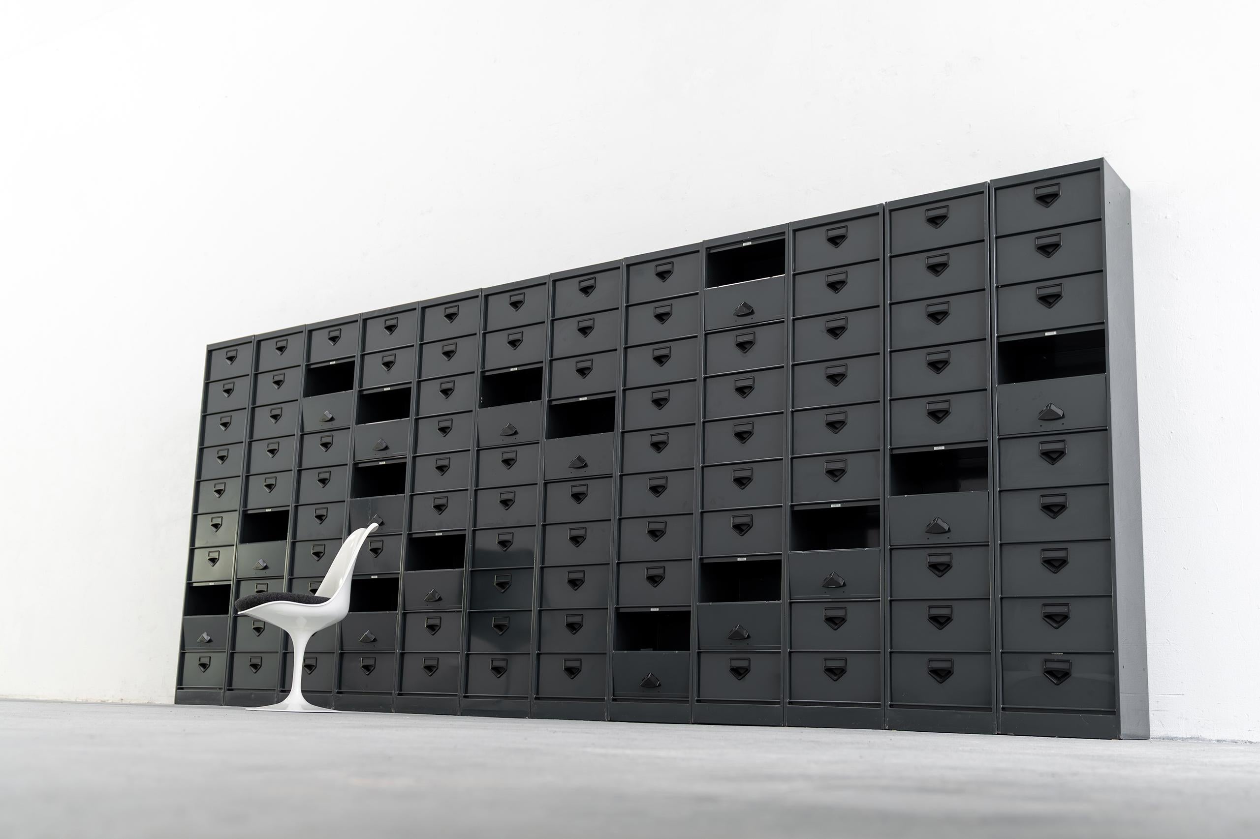 12x Armario industrial de mediados de siglo con puertas abatibles 1960 París, Francia 5m en venta 8