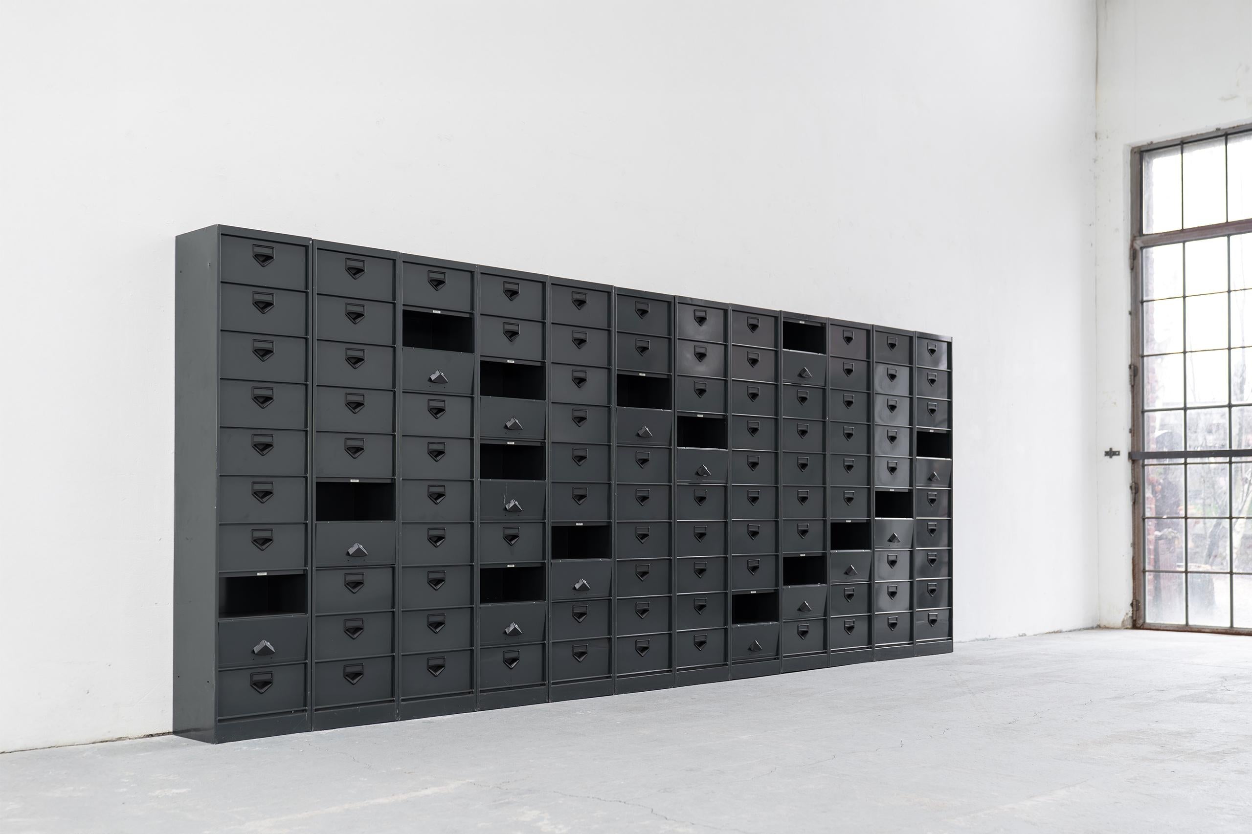 12x Armario industrial de mediados de siglo con puertas abatibles 1960 París, Francia 5m en venta 9