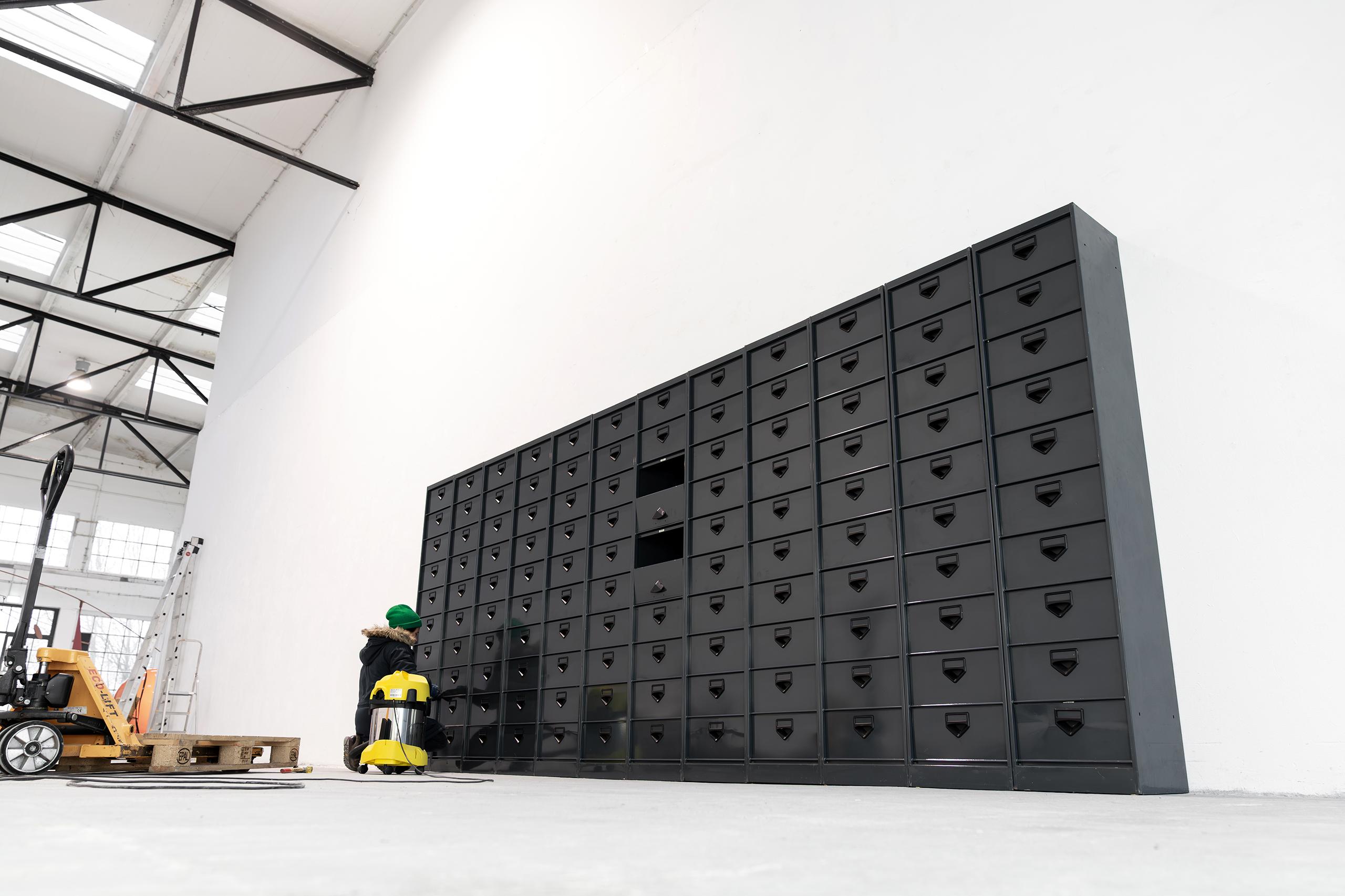 12x Armario industrial de mediados de siglo con puertas abatibles 1960 París, Francia 5m en venta 10
