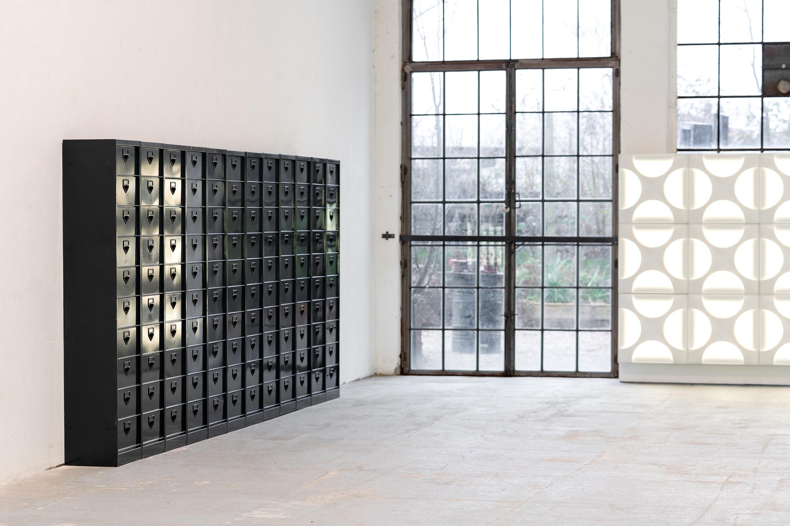 12x Armario industrial de mediados de siglo con puertas abatibles 1960 París, Francia 5m Industrial en venta
