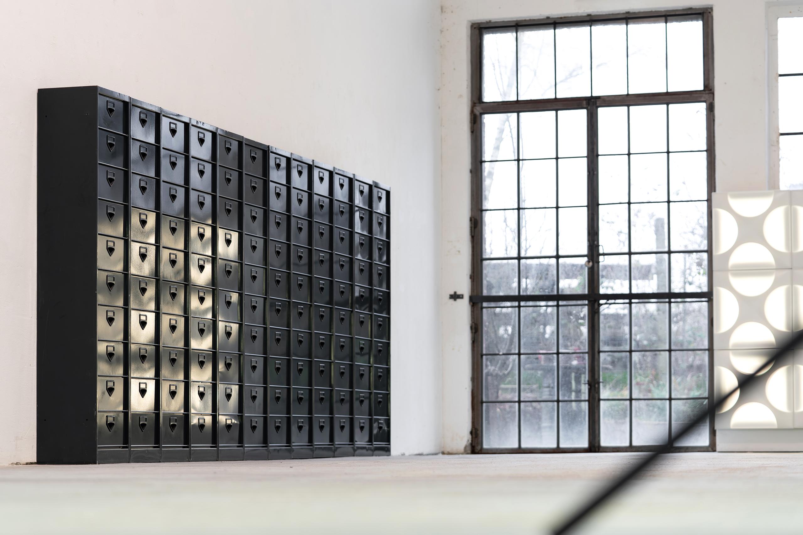 12x Armario industrial de mediados de siglo con puertas abatibles 1960 París, Francia 5m Francés en venta