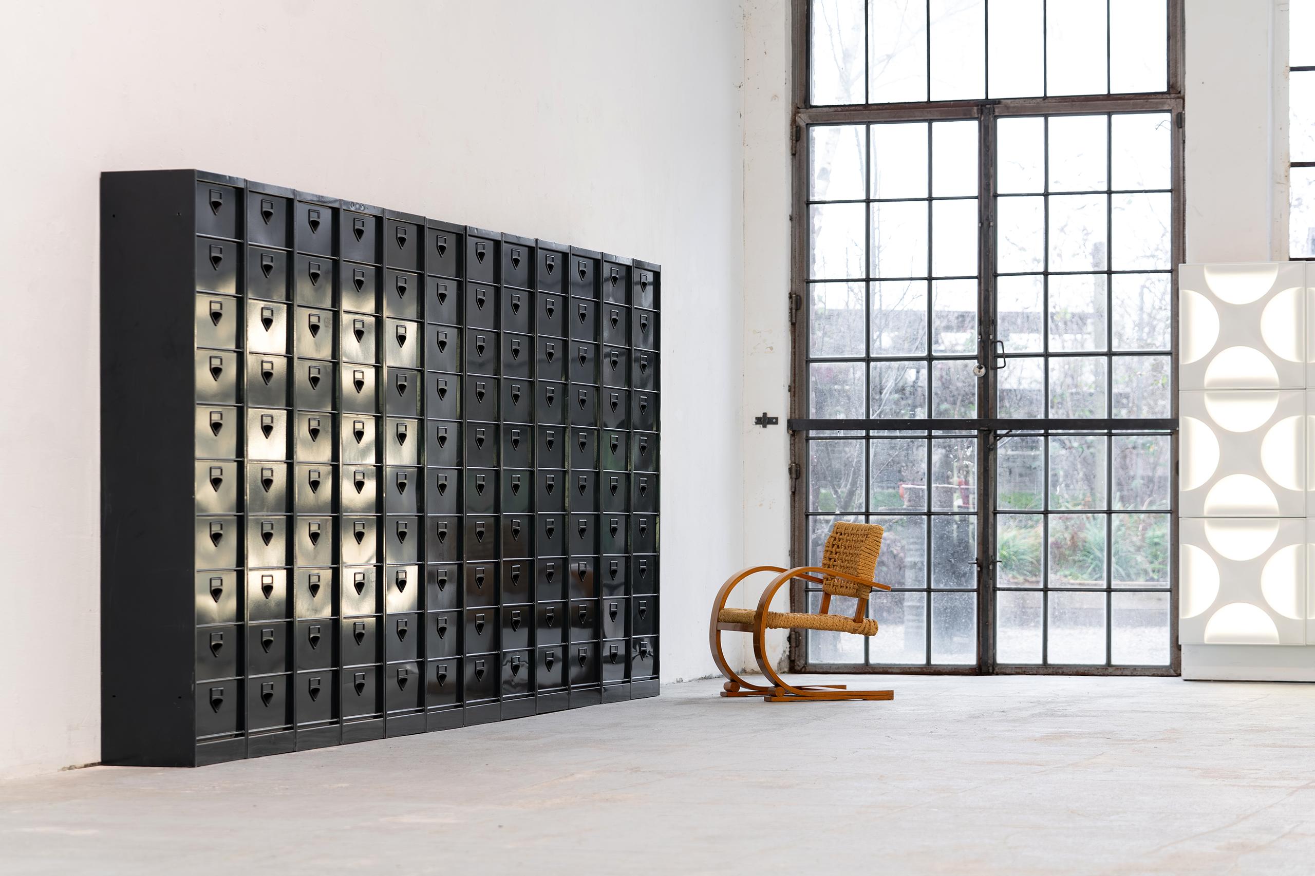 12x Armario industrial de mediados de siglo con puertas abatibles 1960 París, Francia 5m mediados del siglo XX en venta