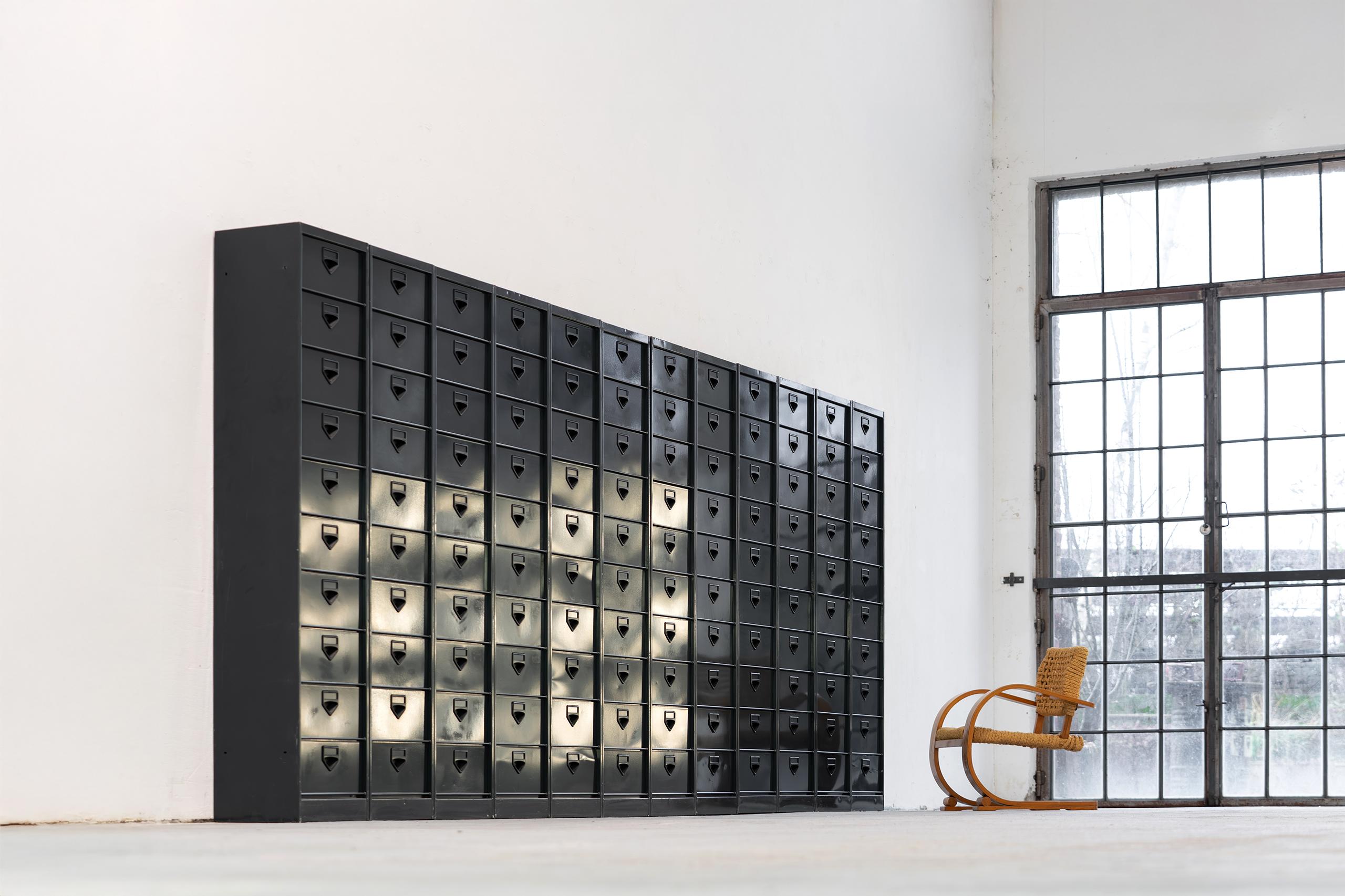 12x Armario industrial de mediados de siglo con puertas abatibles 1960 París, Francia 5m Metal en venta