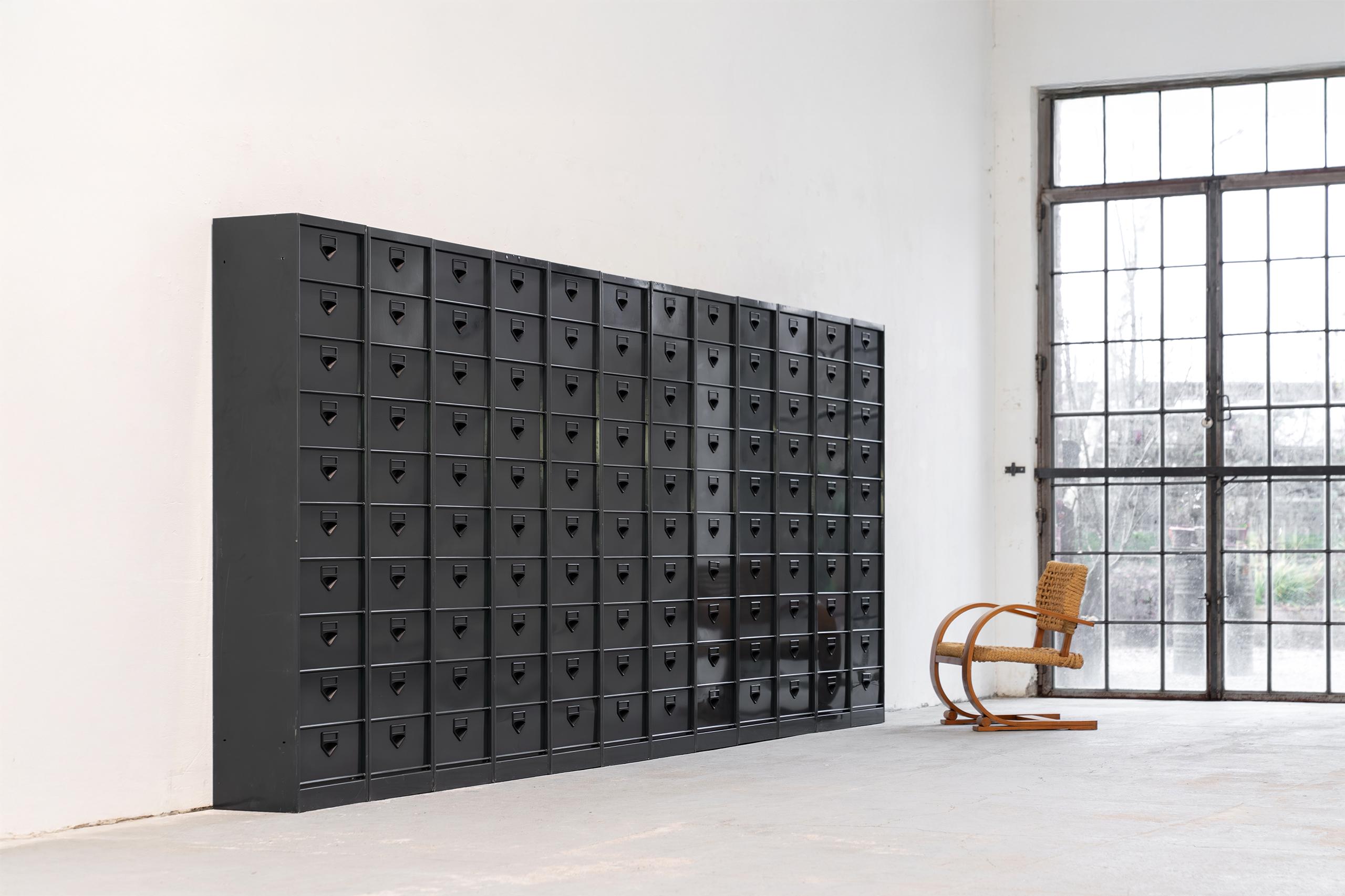 12x Armario industrial de mediados de siglo con puertas abatibles 1960 París, Francia 5m en venta 1