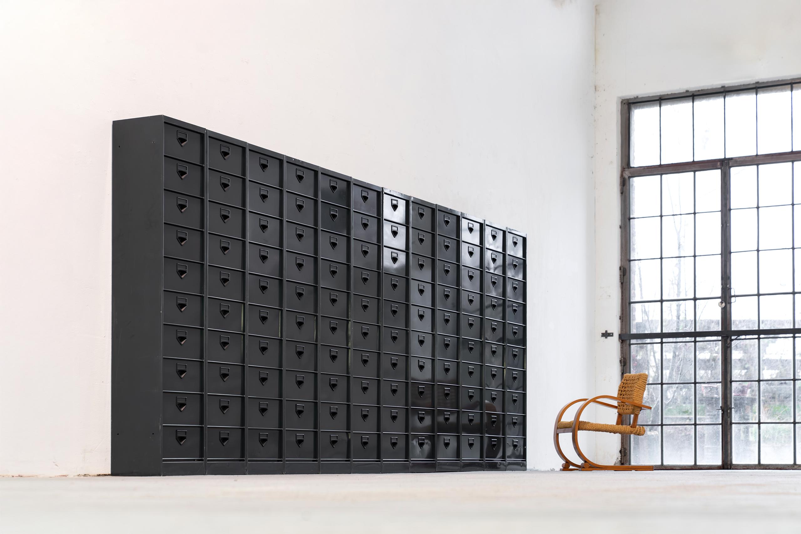 12x Armario industrial de mediados de siglo con puertas abatibles 1960 París, Francia 5m en venta 2