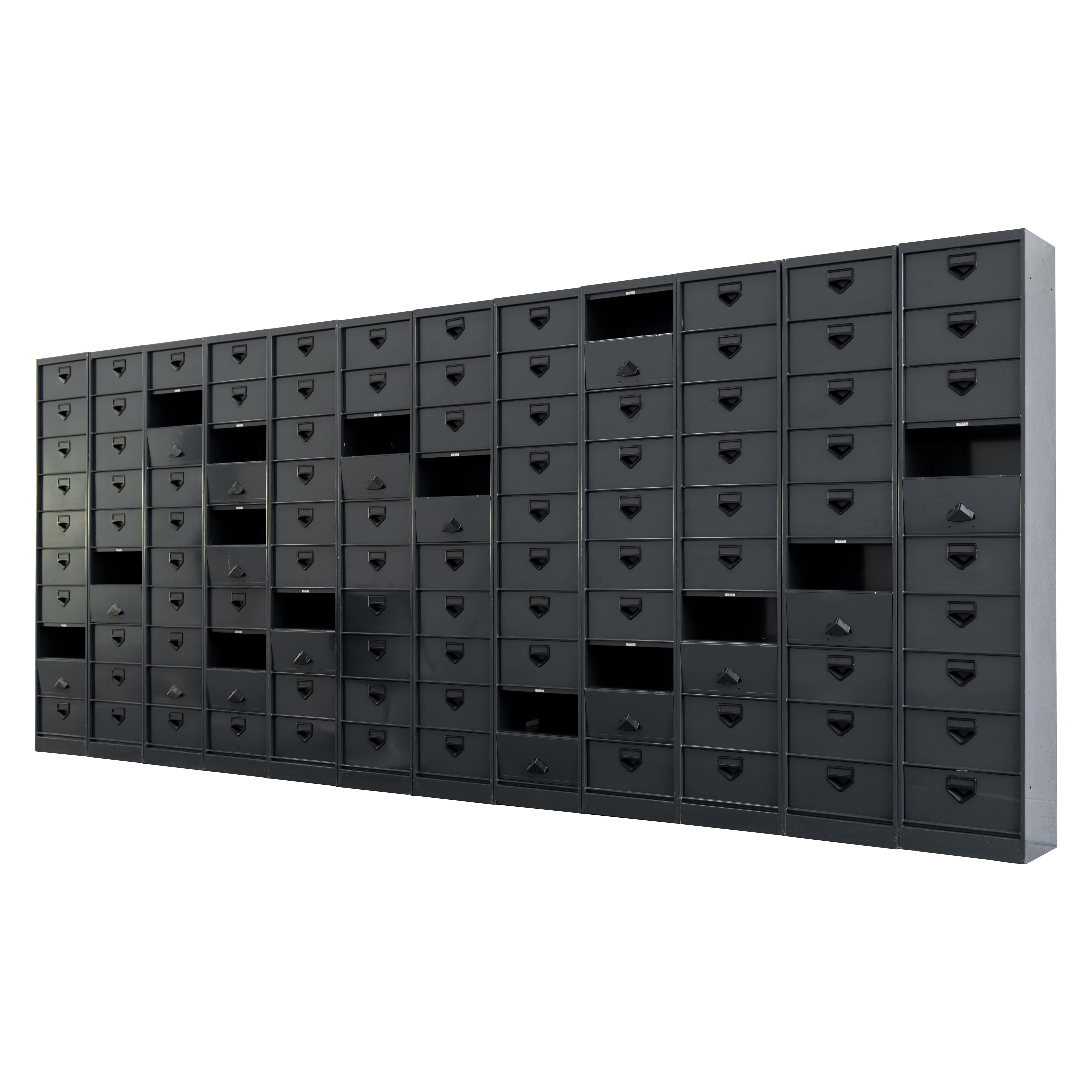 12x Armario industrial de mediados de siglo con puertas abatibles 1960 París, Francia 5m en venta