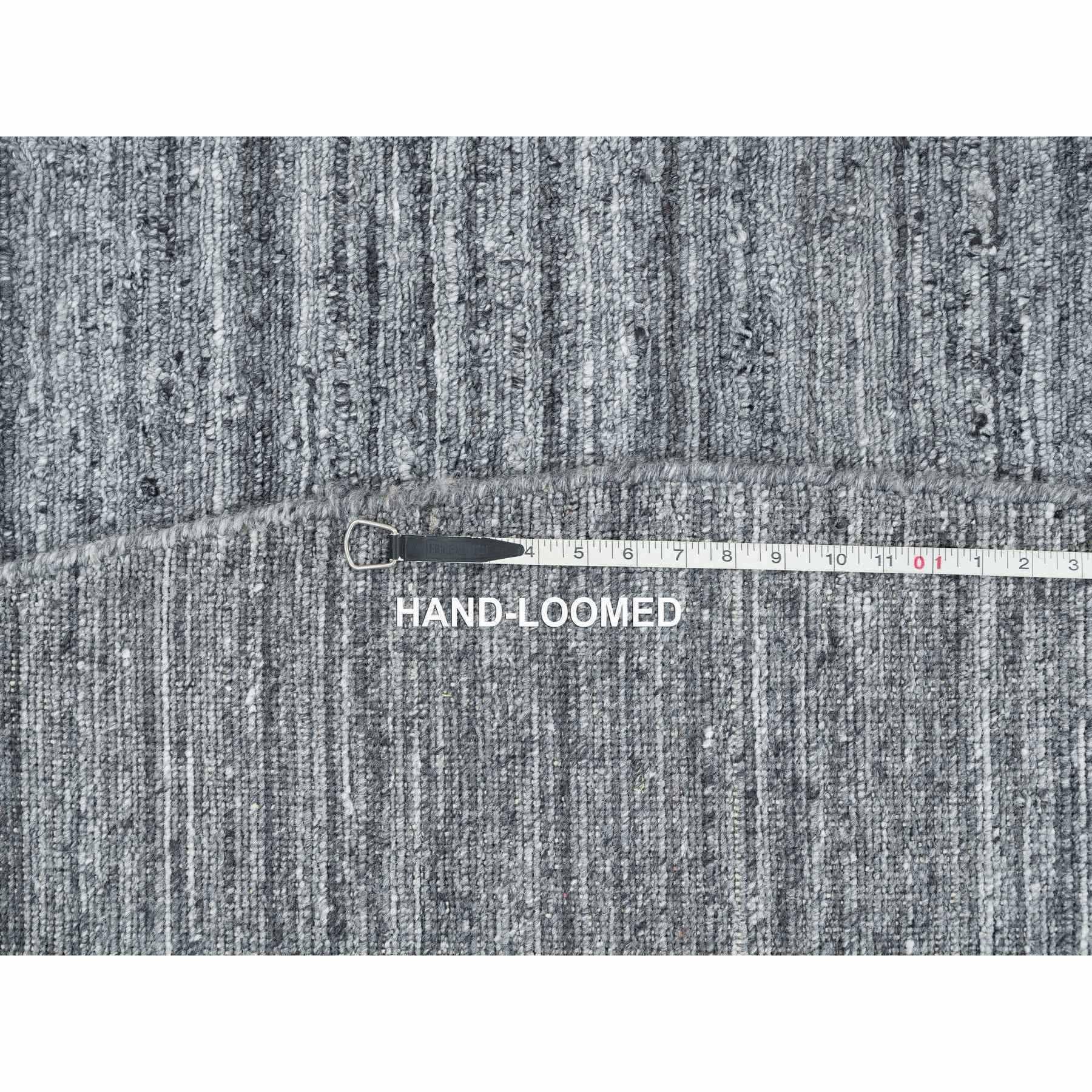 12'x12' Arsenic Gray, Handgewobenes Modernes Striae Design, Runder Teppich aus organischer Wolle im Angebot 5