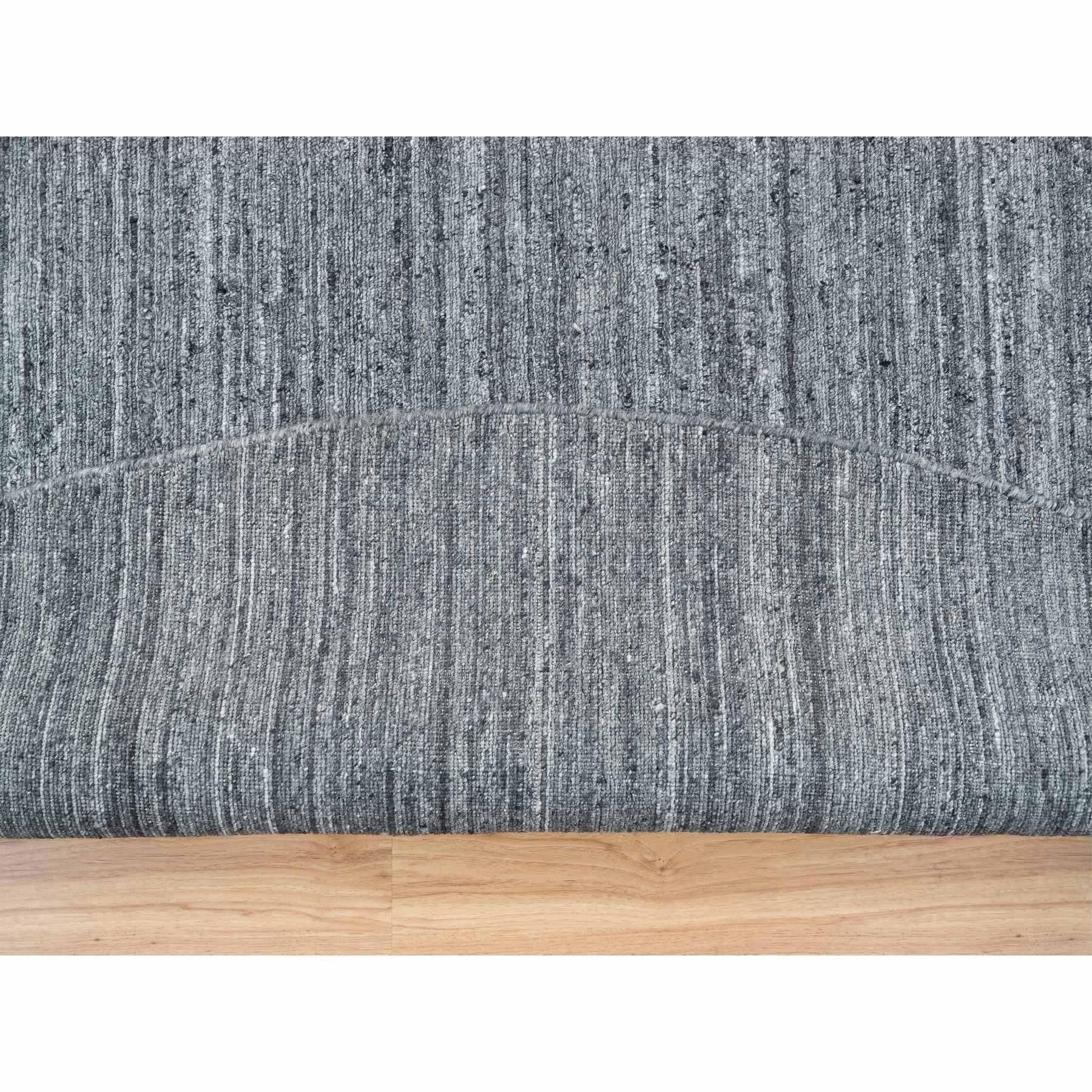 12'x12' Arsenic Gray, Handgewobenes Modernes Striae Design, Runder Teppich aus organischer Wolle (Handgeknüpft) im Angebot